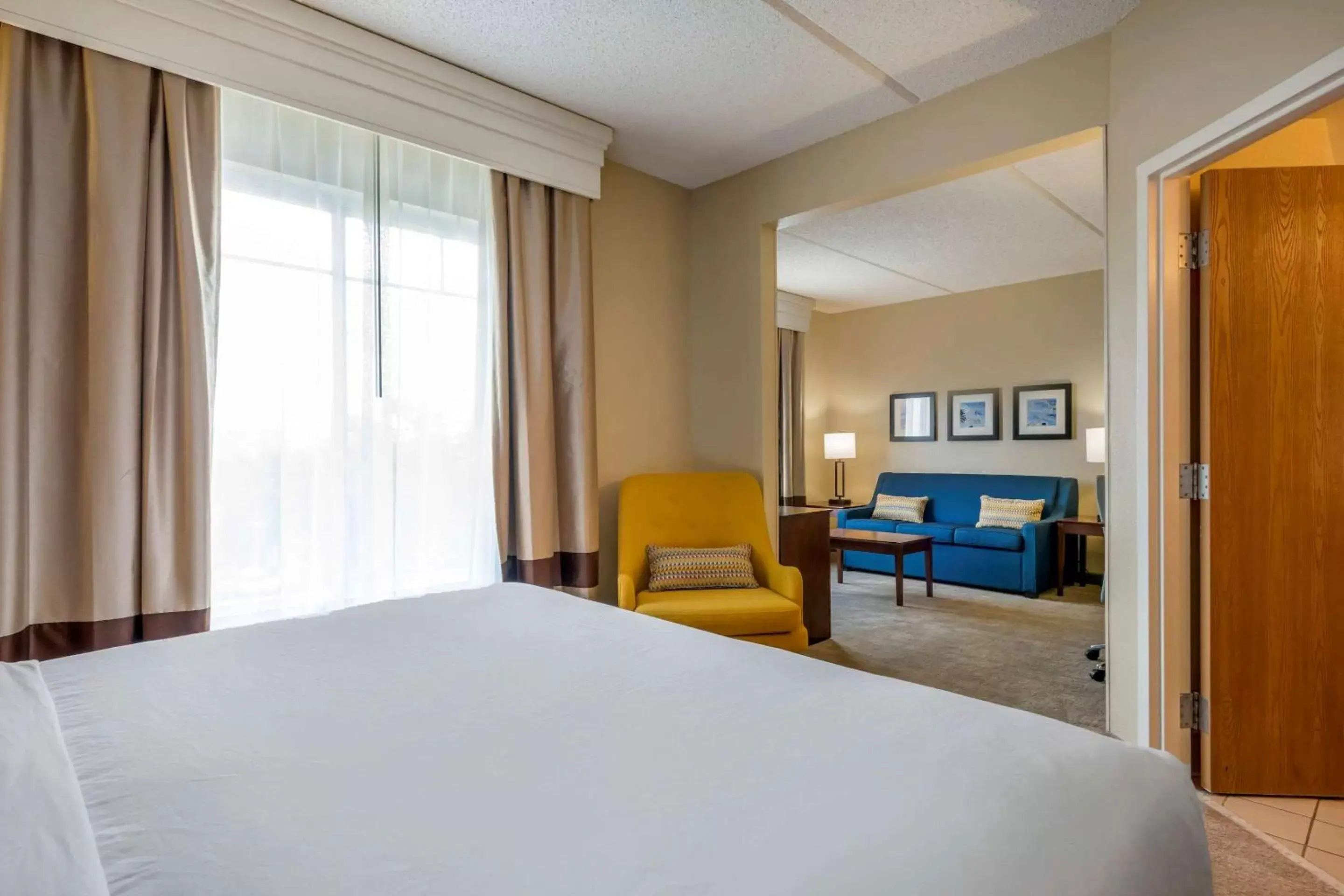 Photo of the whole room, Bed in Comfort Suites Near Universal Orlando Resort