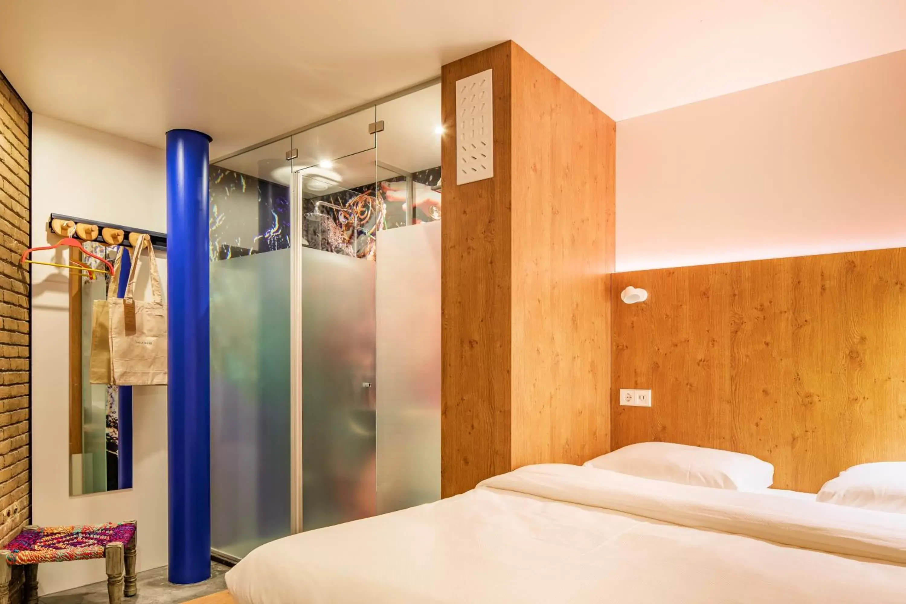 Shower, Bed in Bunk Hotel Amsterdam