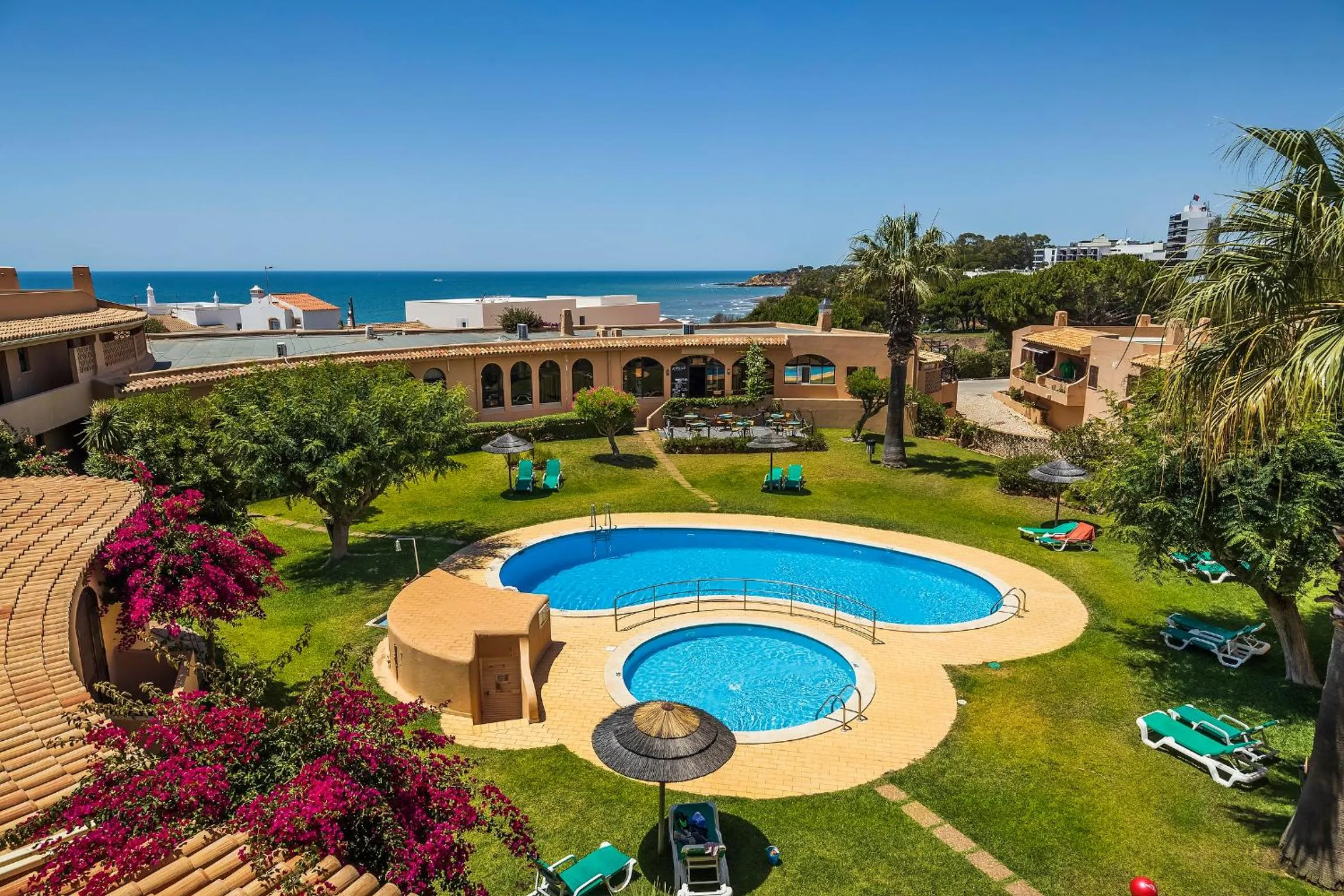 Property building in Clube Maria Luisa