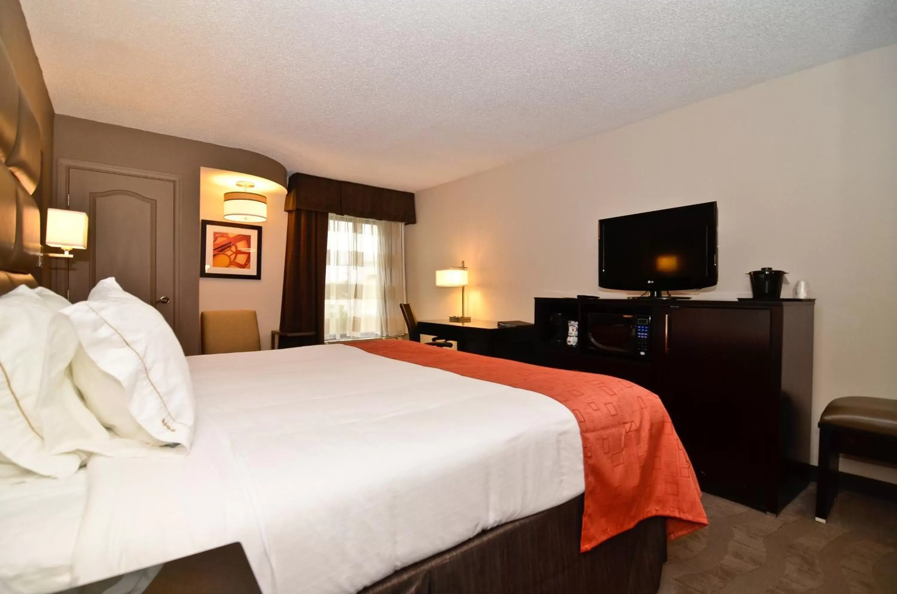 Photo of the whole room in Holiday Inn Express Burlington, an IHG Hotel