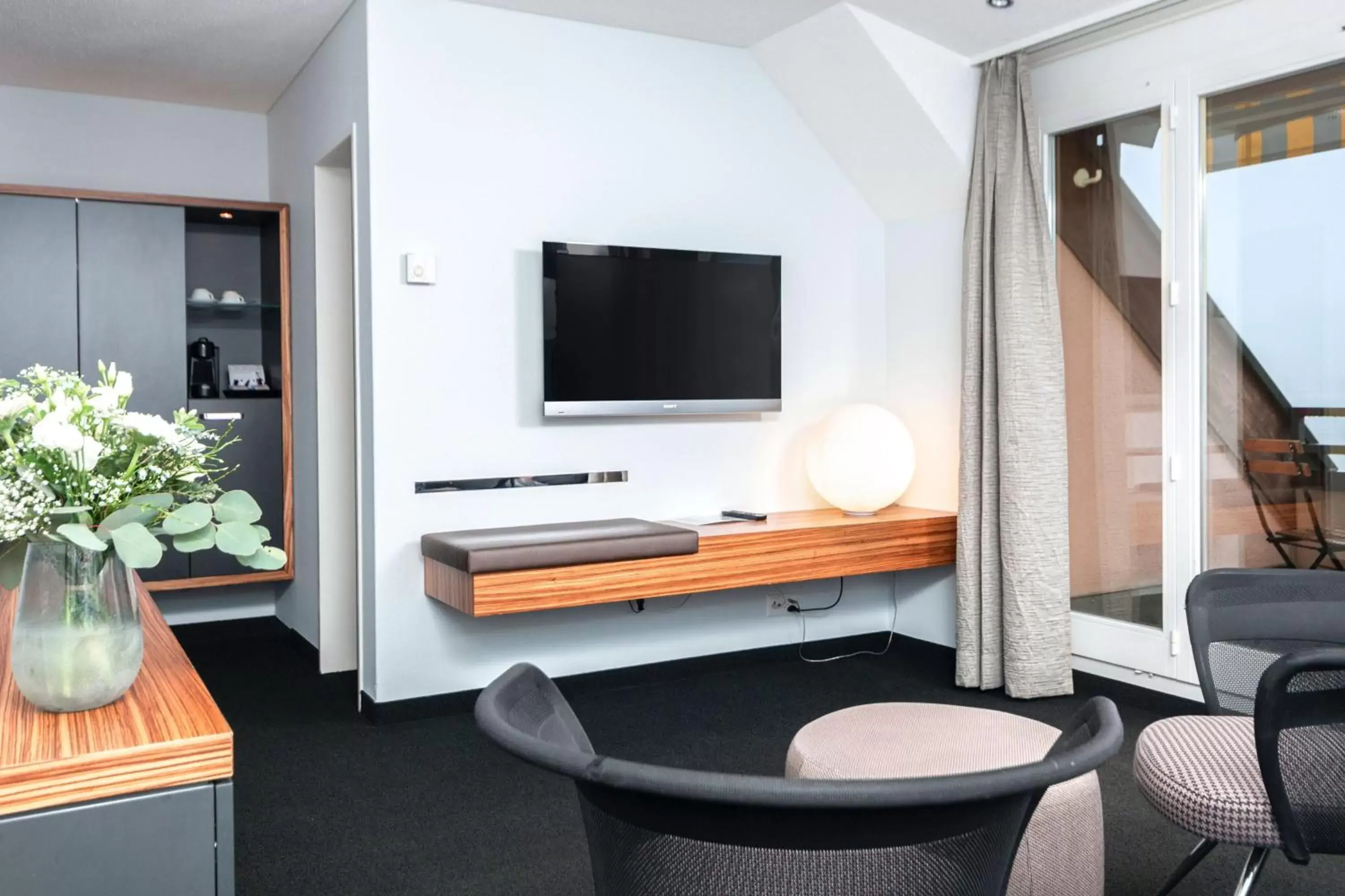 Bedroom, TV/Entertainment Center in Seehotel Kastanienbaum