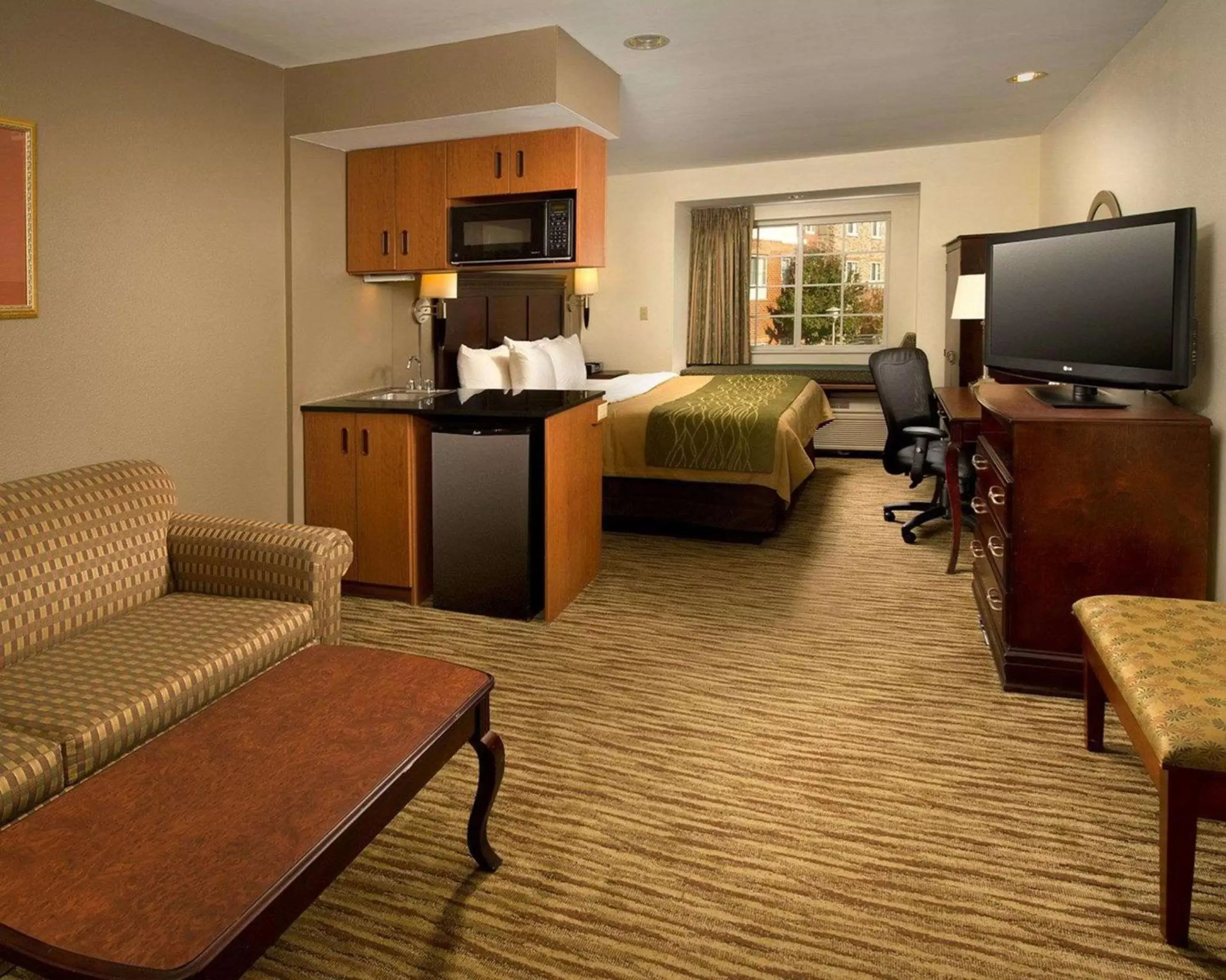Photo of the whole room, Seating Area in Comfort Inn & Suites Airport Dulles-Gateway