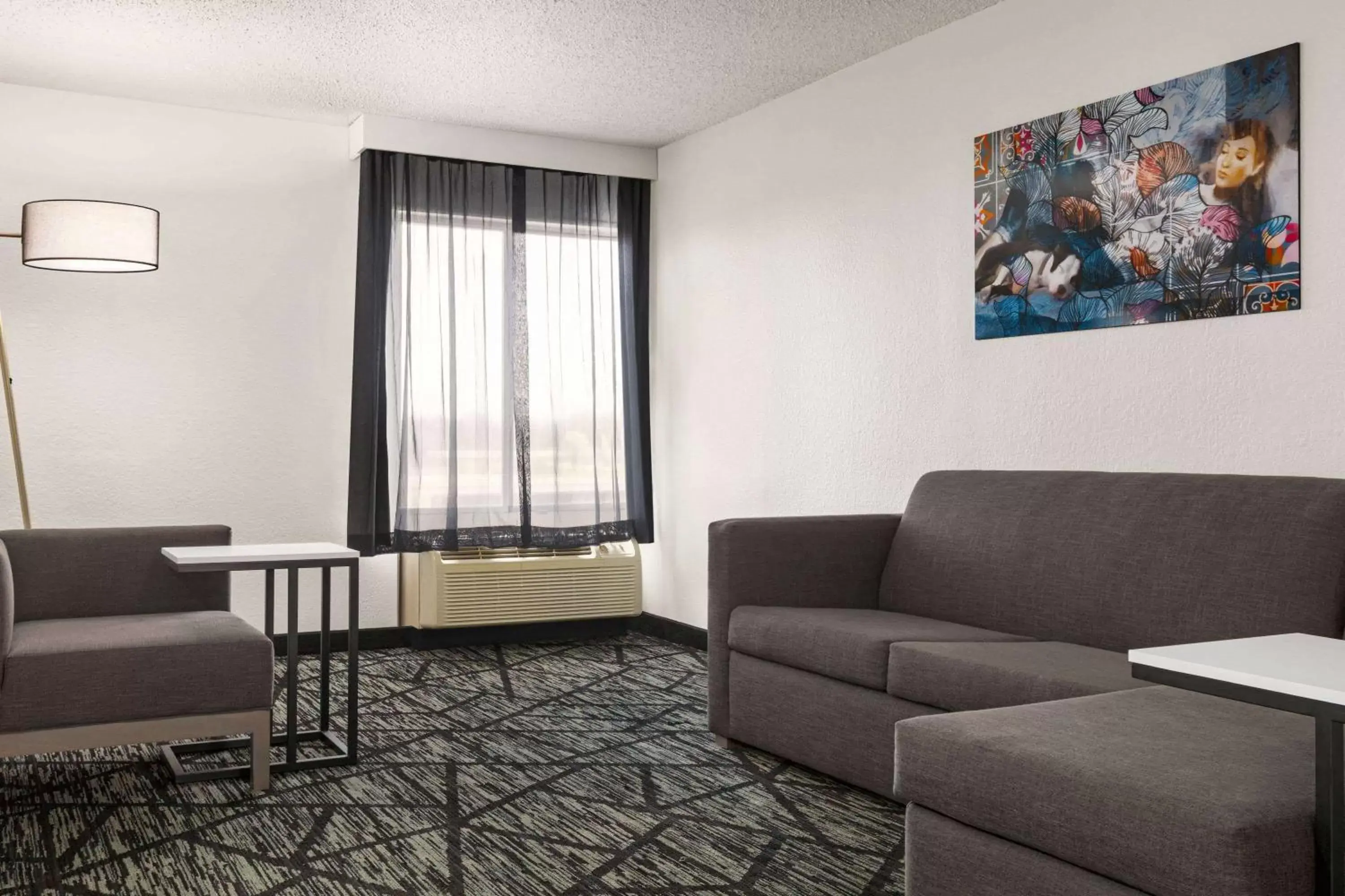 Bed, Seating Area in La Quinta by Wyndham Cleveland Airport West