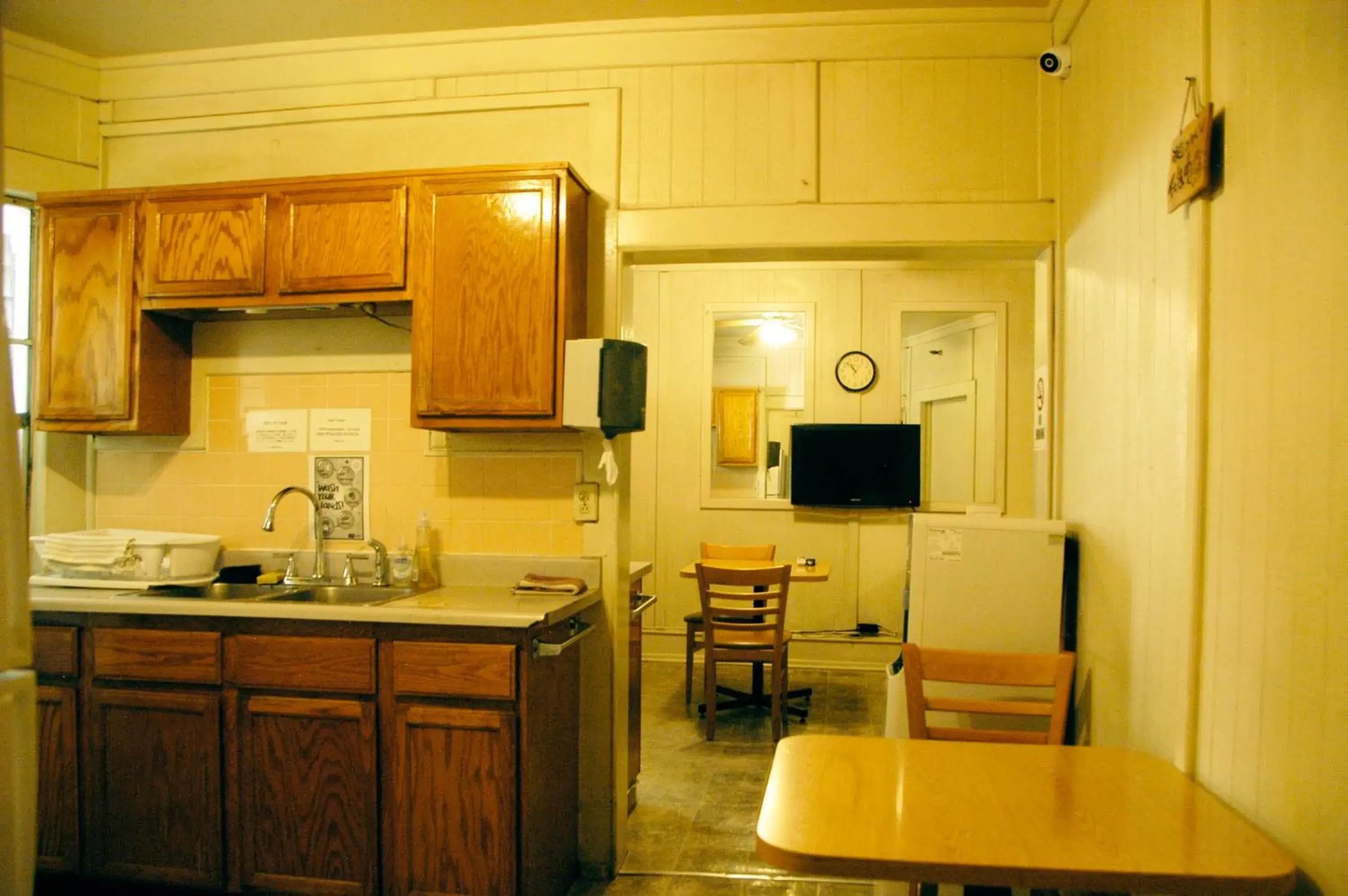 Communal lounge/ TV room, Kitchen/Kitchenette in Little Tokyo Hotel