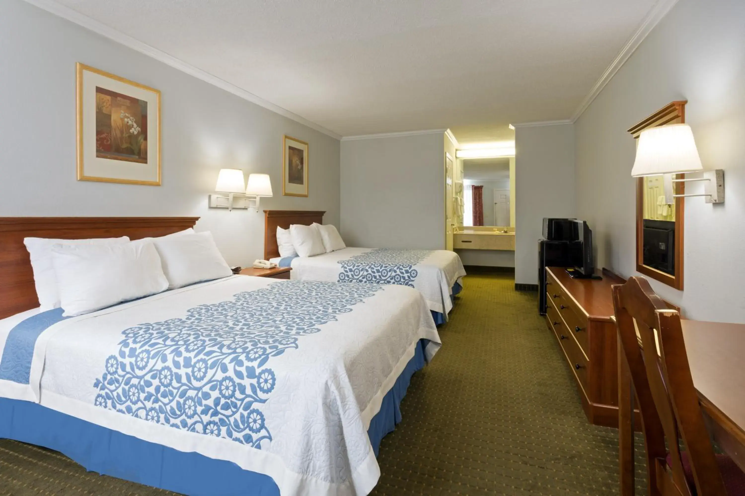 Photo of the whole room, Room Photo in Days Inn by Wyndham Clinton