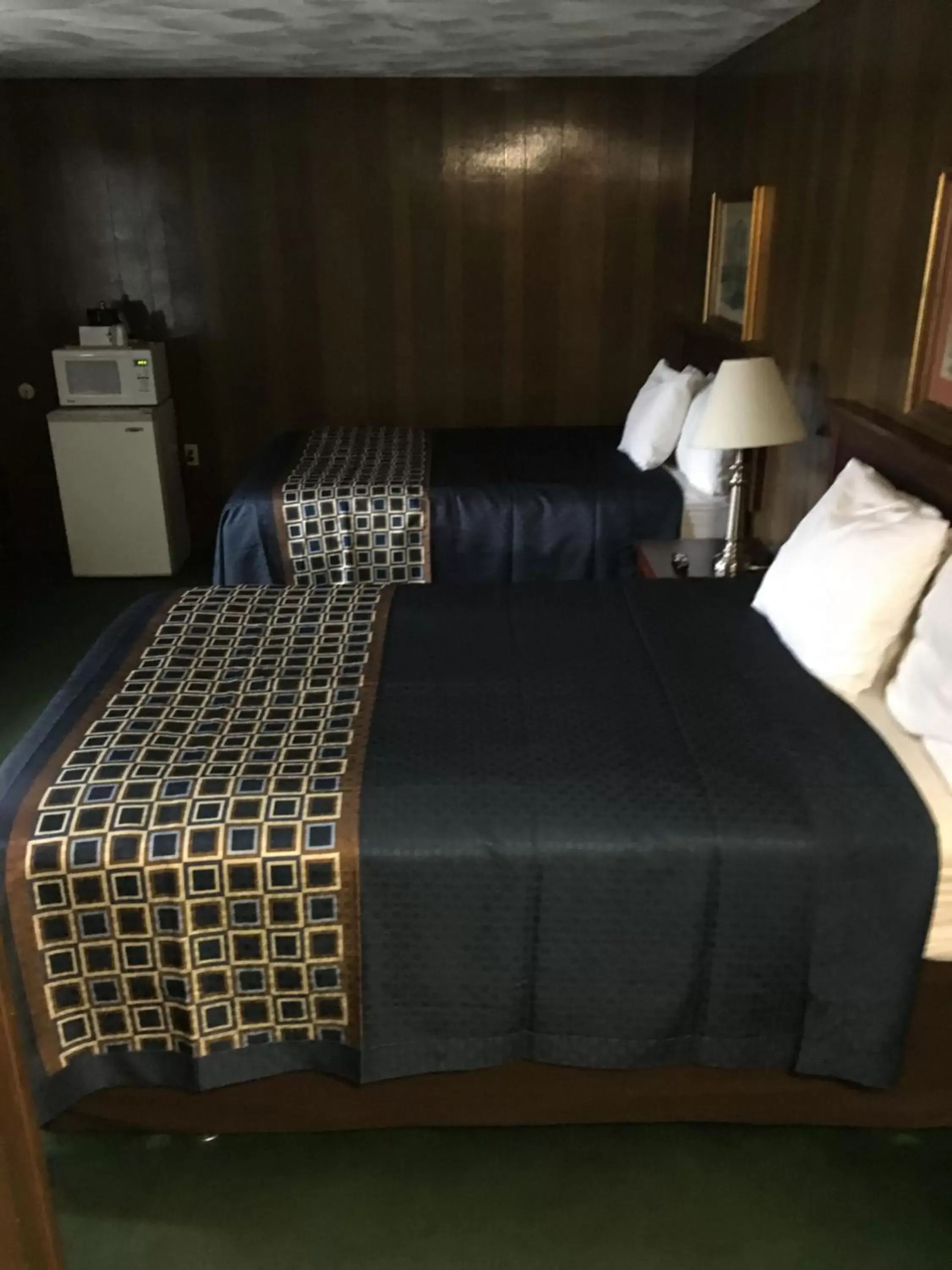 Bed in Wickford Motor Inn