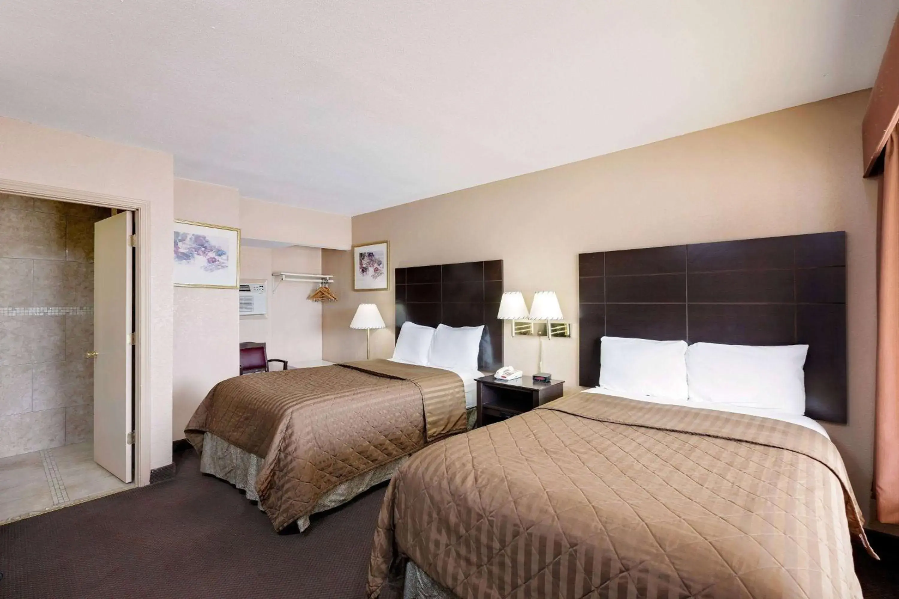 Photo of the whole room, Bed in Travelodge by Wyndham Ozona