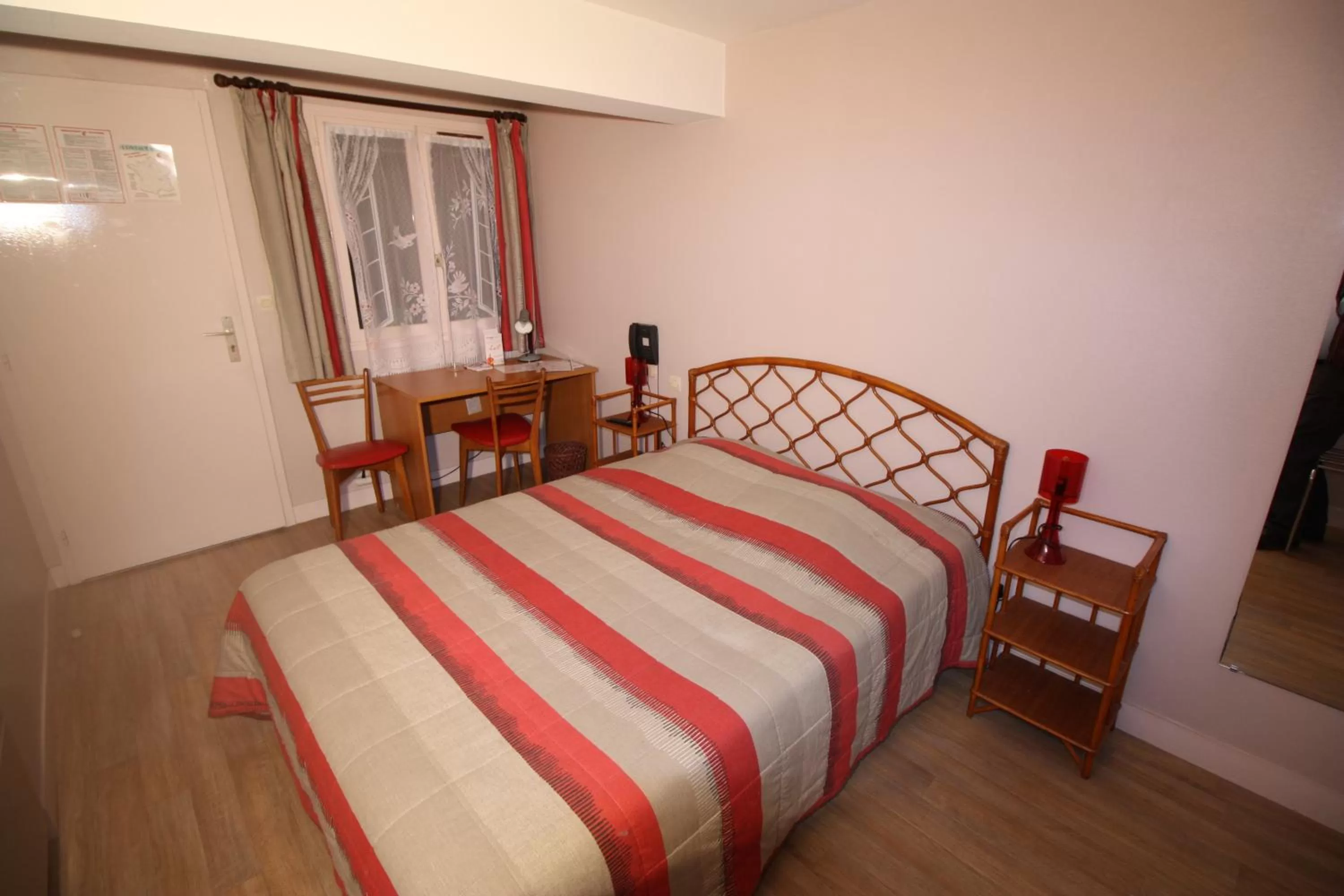 Photo of the whole room in Hotel Les Deux Sapins