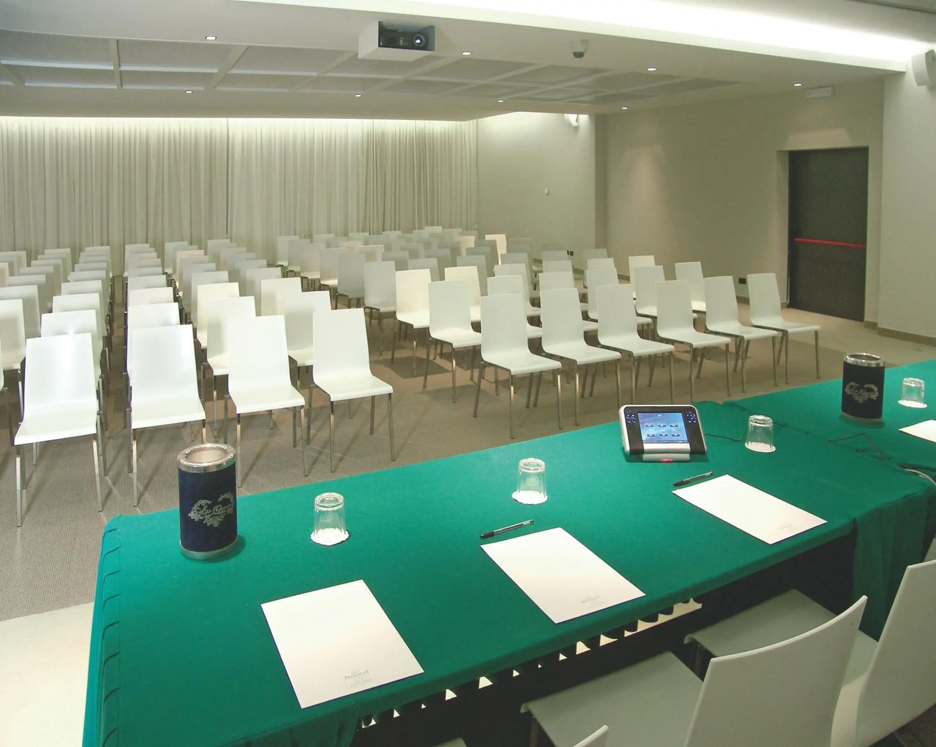 Business facilities in Hotel President