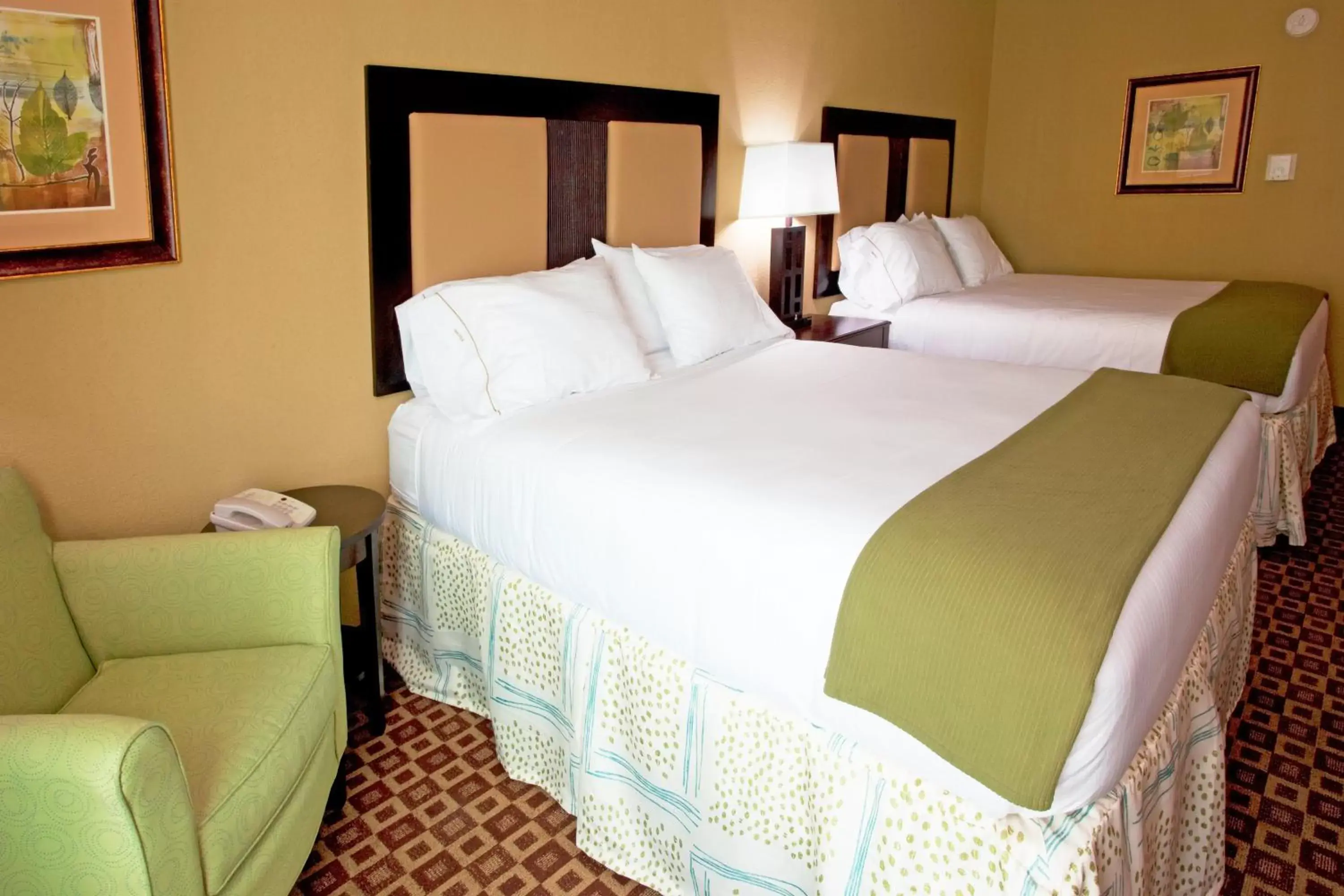 Photo of the whole room, Bed in Holiday Inn Express Hotel & Suites Chaffee - Jacksonville West, an IHG Hotel