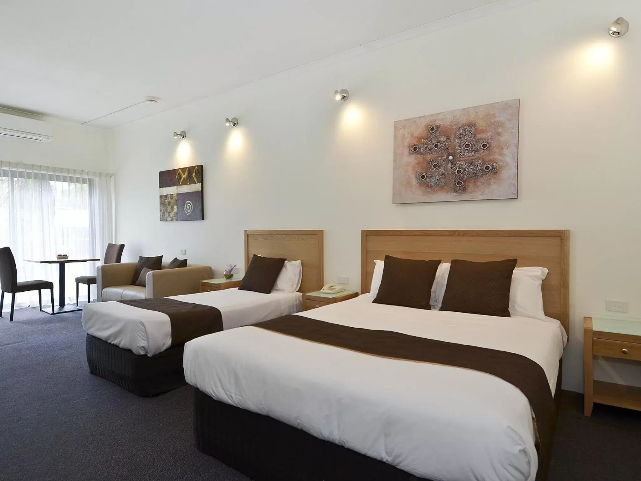 Bed in BEST WESTERN Geelong Motor Inn & Serviced Apartments