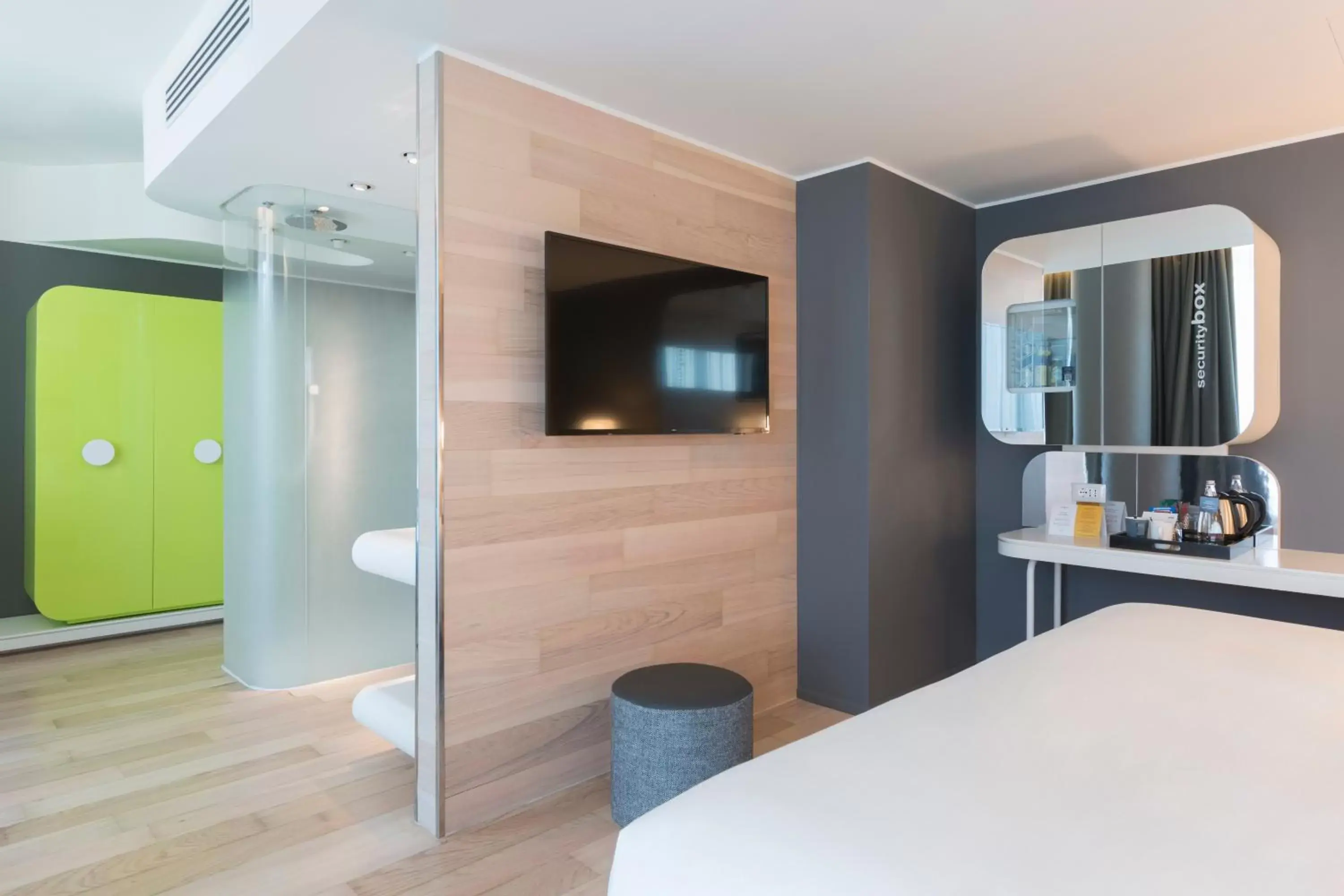 Bedroom, TV/Entertainment Center in voco Milan-Fiere, an IHG Hotel