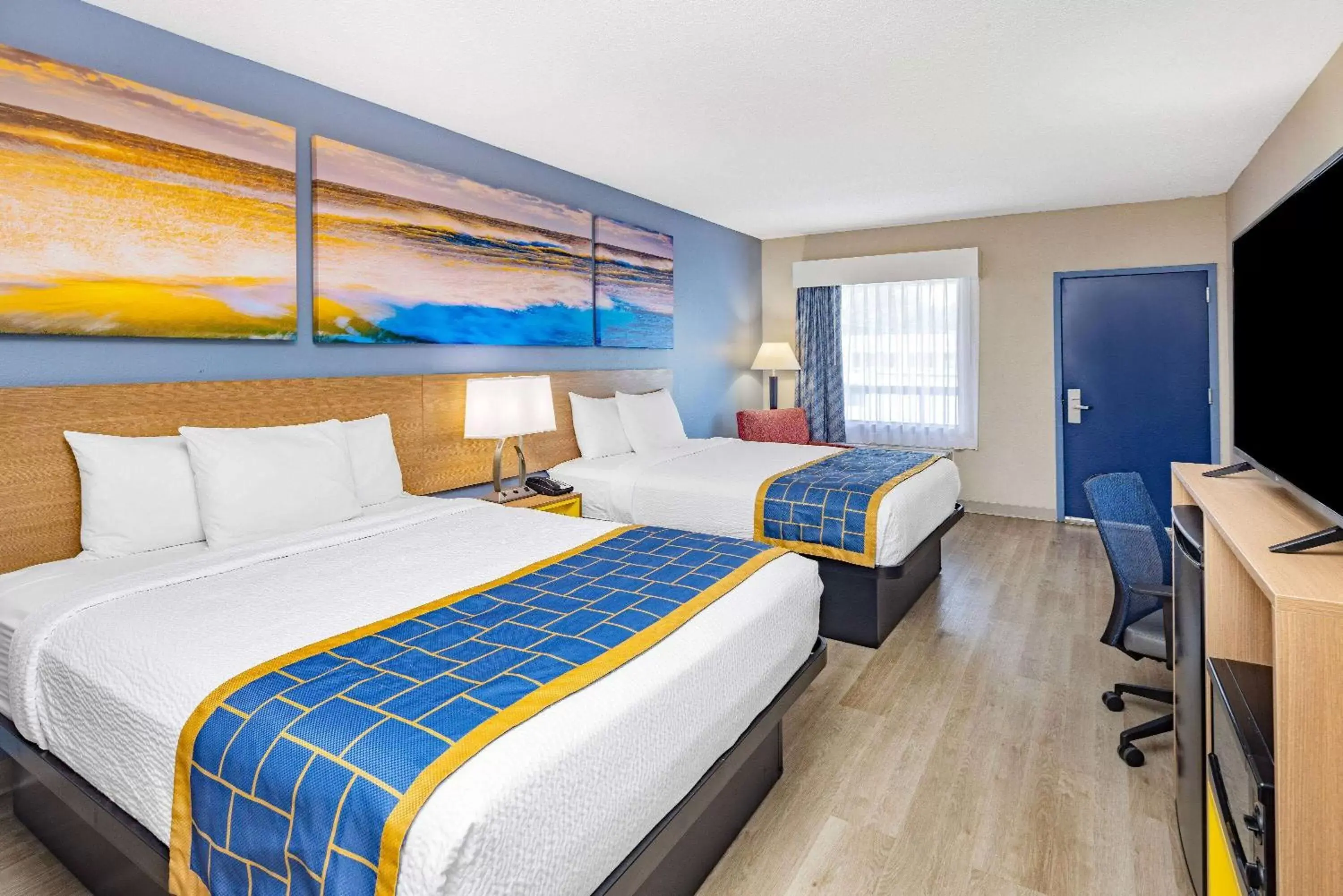 Photo of the whole room, Bed in Days Inn & Suites by Wyndham Savannah Midtown