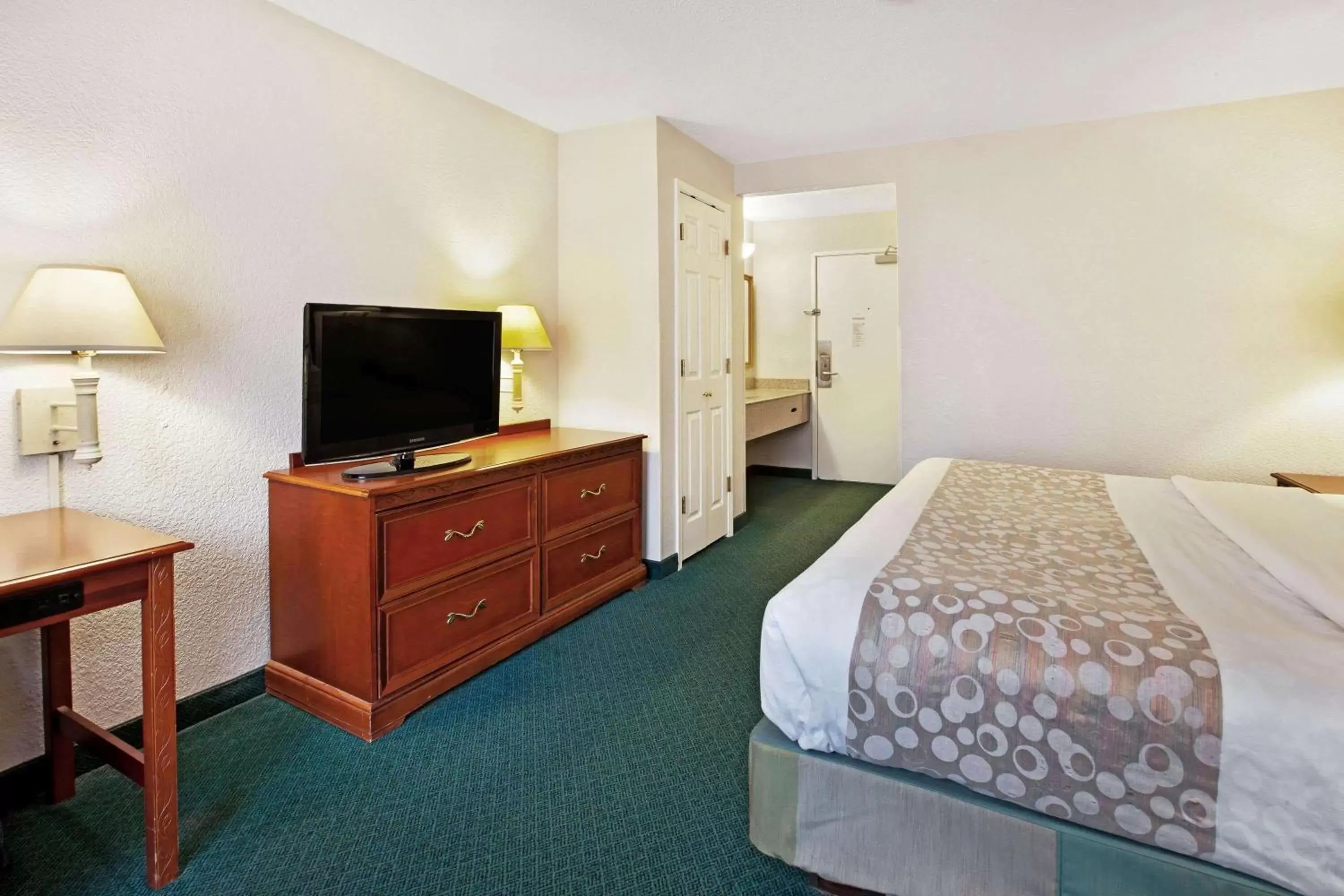 Photo of the whole room, Bed in La Quinta Inn by Wyndham Detroit Canton