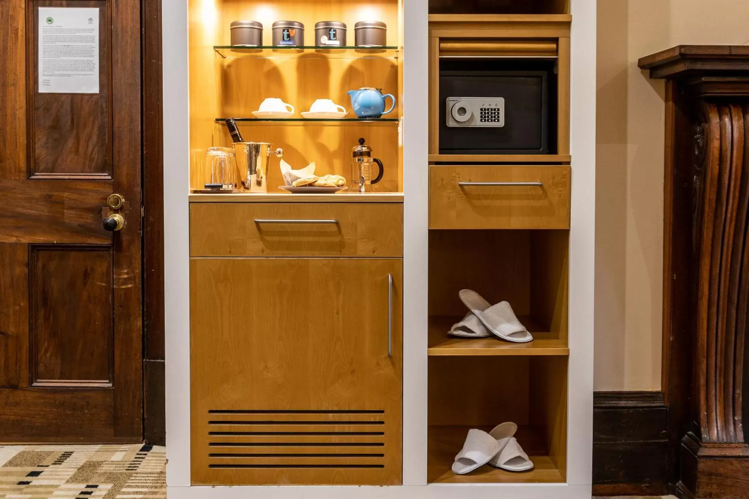 Coffee/tea facilities in Islington Hotel