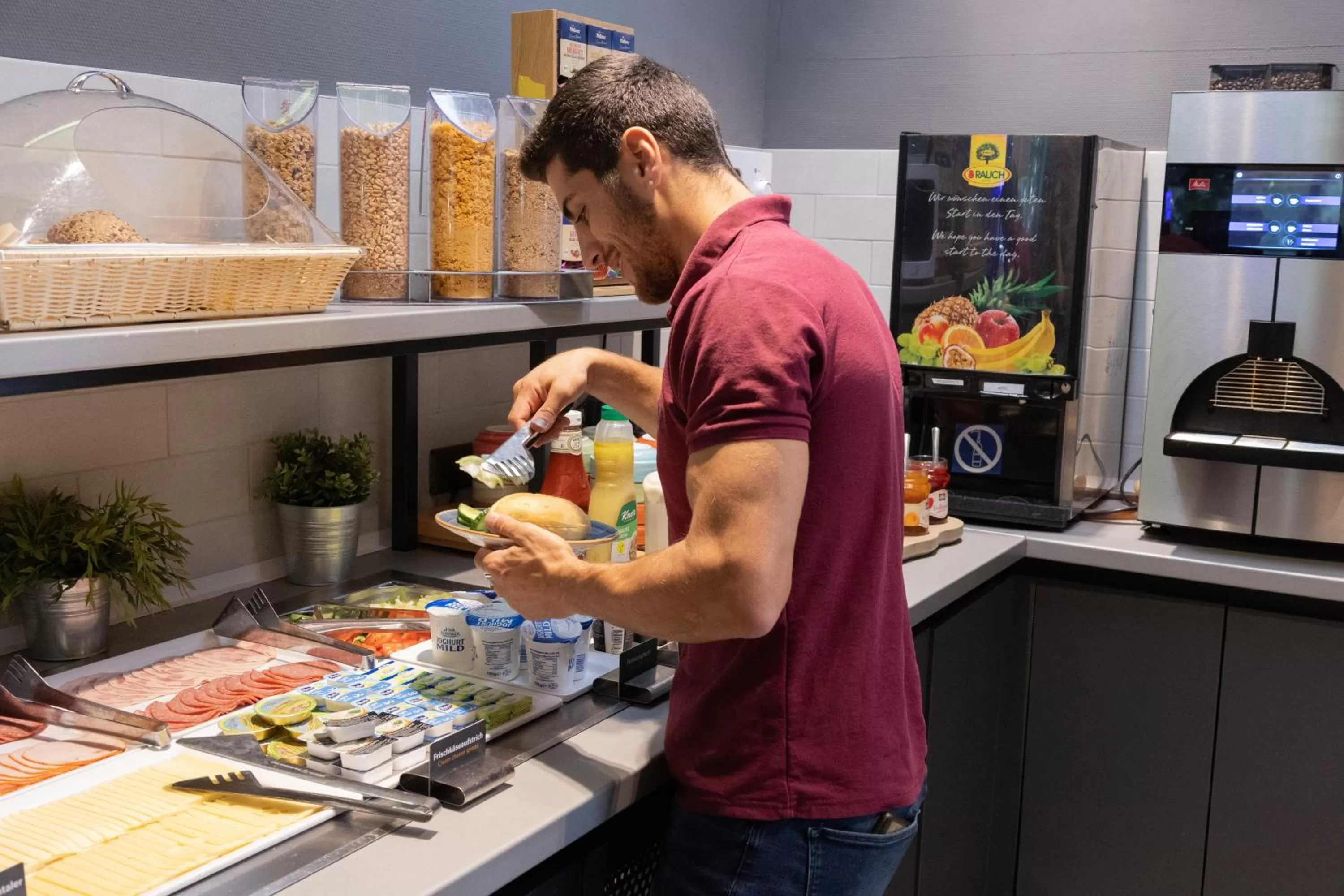 Buffet breakfast in a&o München Hauptbahnhof