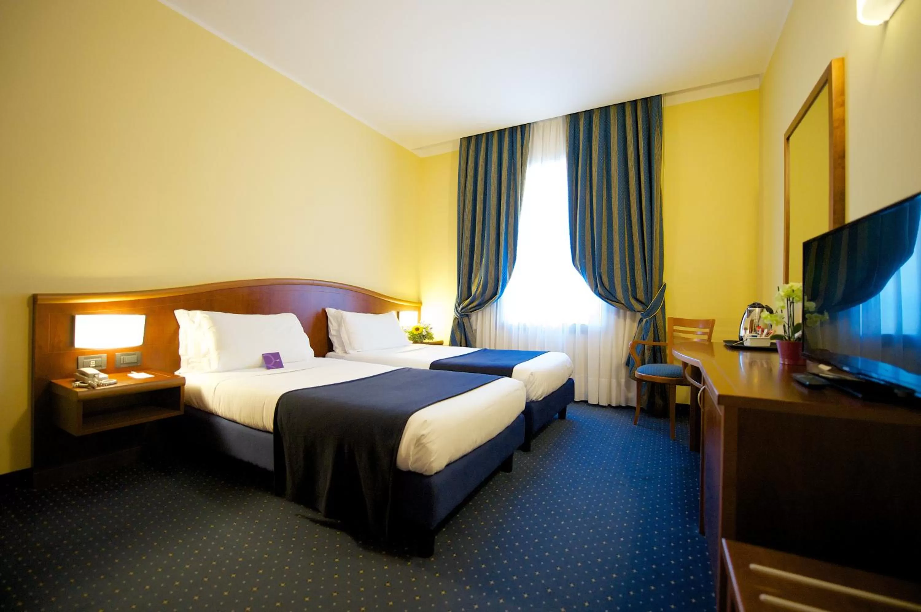 Photo of the whole room, Bed in Mercure Genova San Biagio