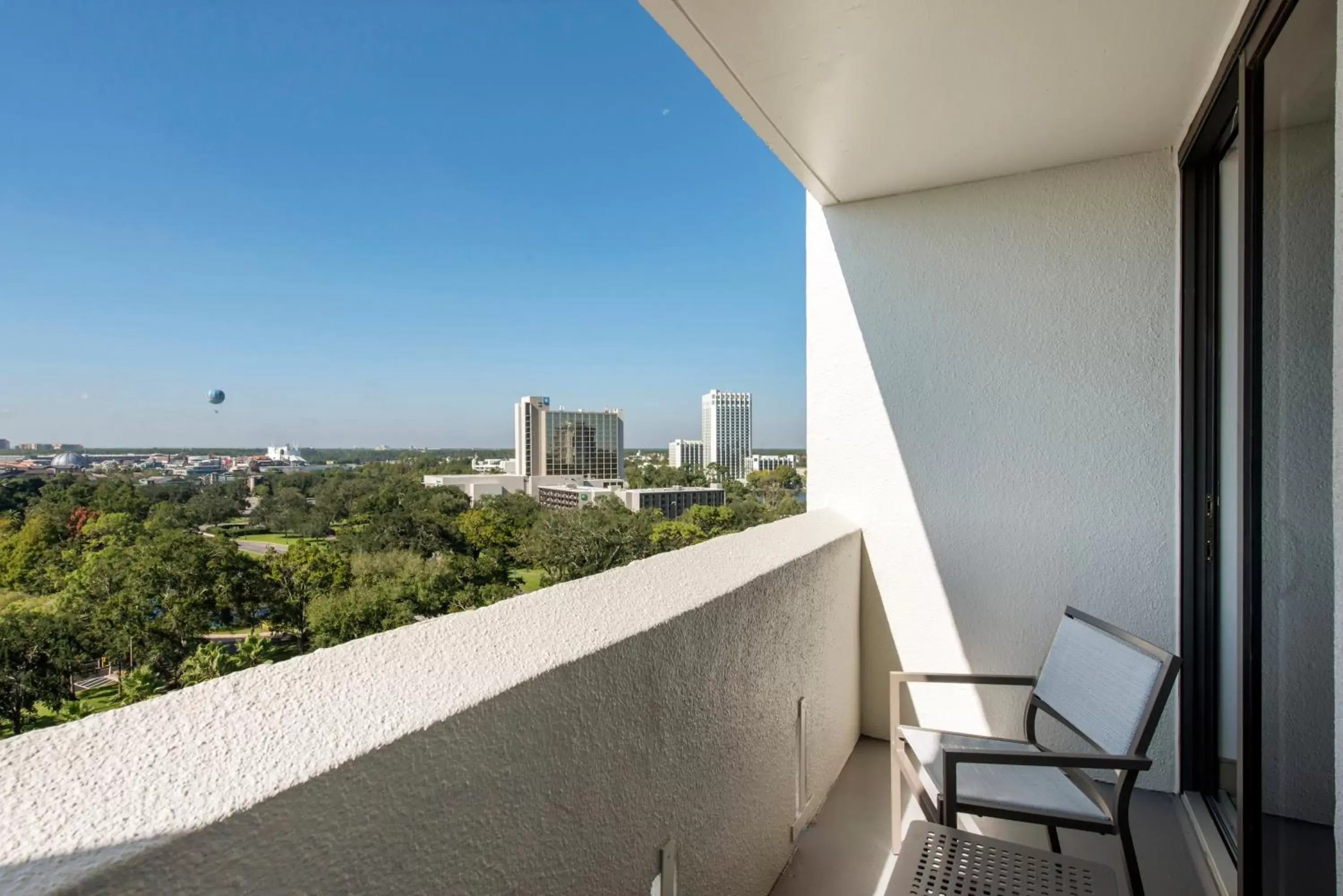 Photo of the whole room, Balcony/Terrace in Holiday Inn Orlando – Disney Springs™ Area, an IHG Hotel