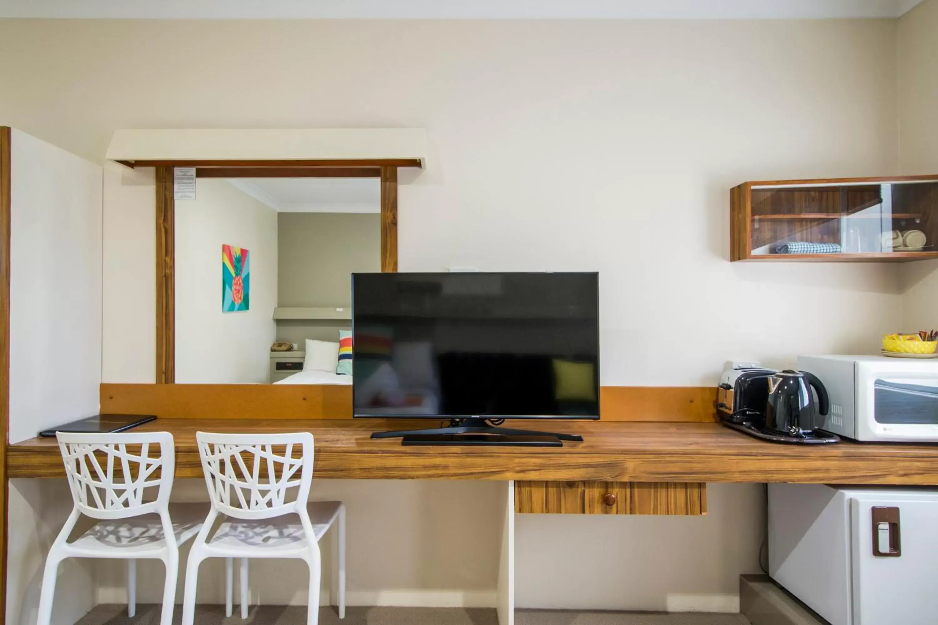 TV and multimedia, TV/Entertainment Center in Abbey Motor Inn