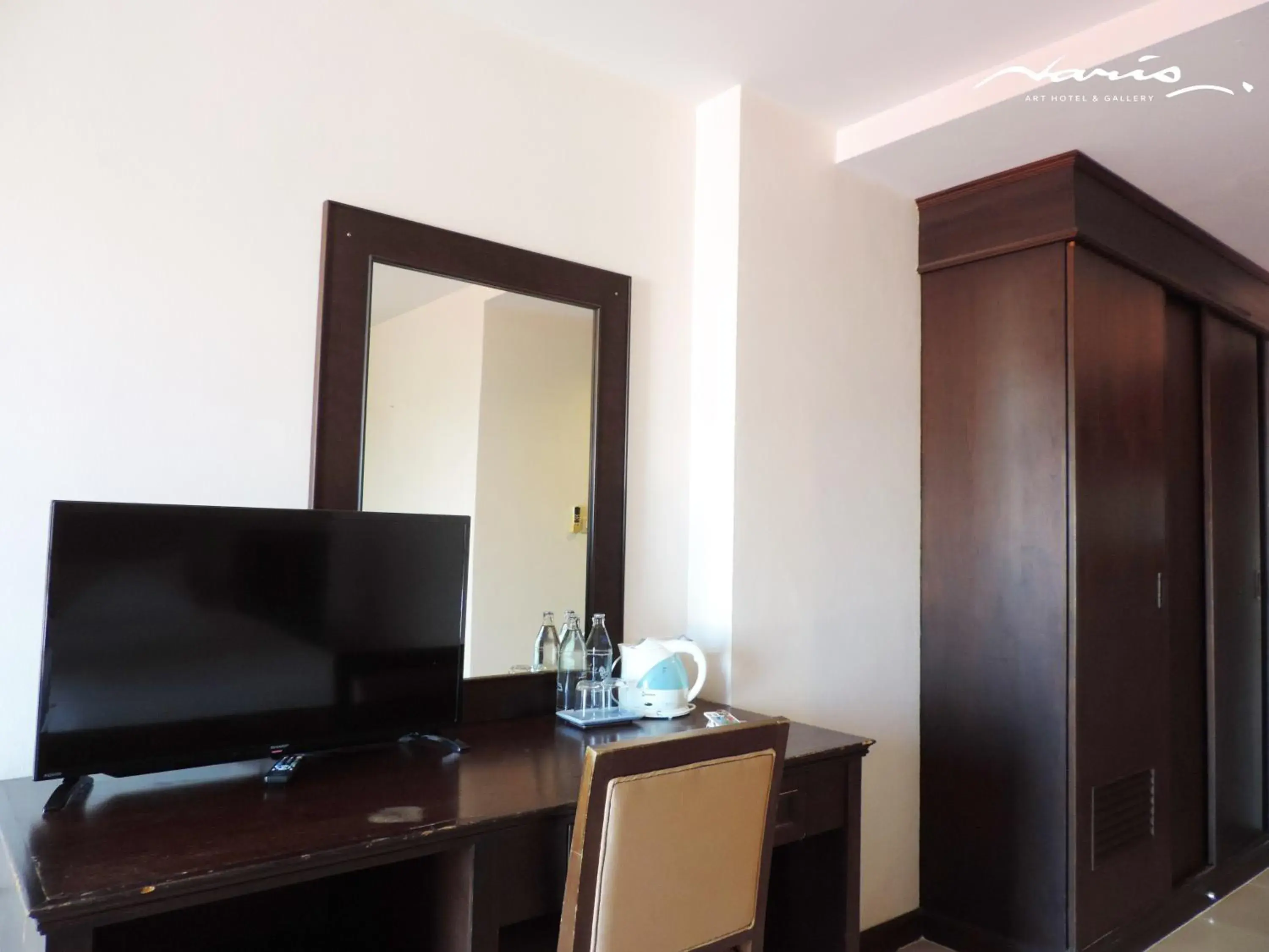 TV/Entertainment Center in Naris Art Hotel