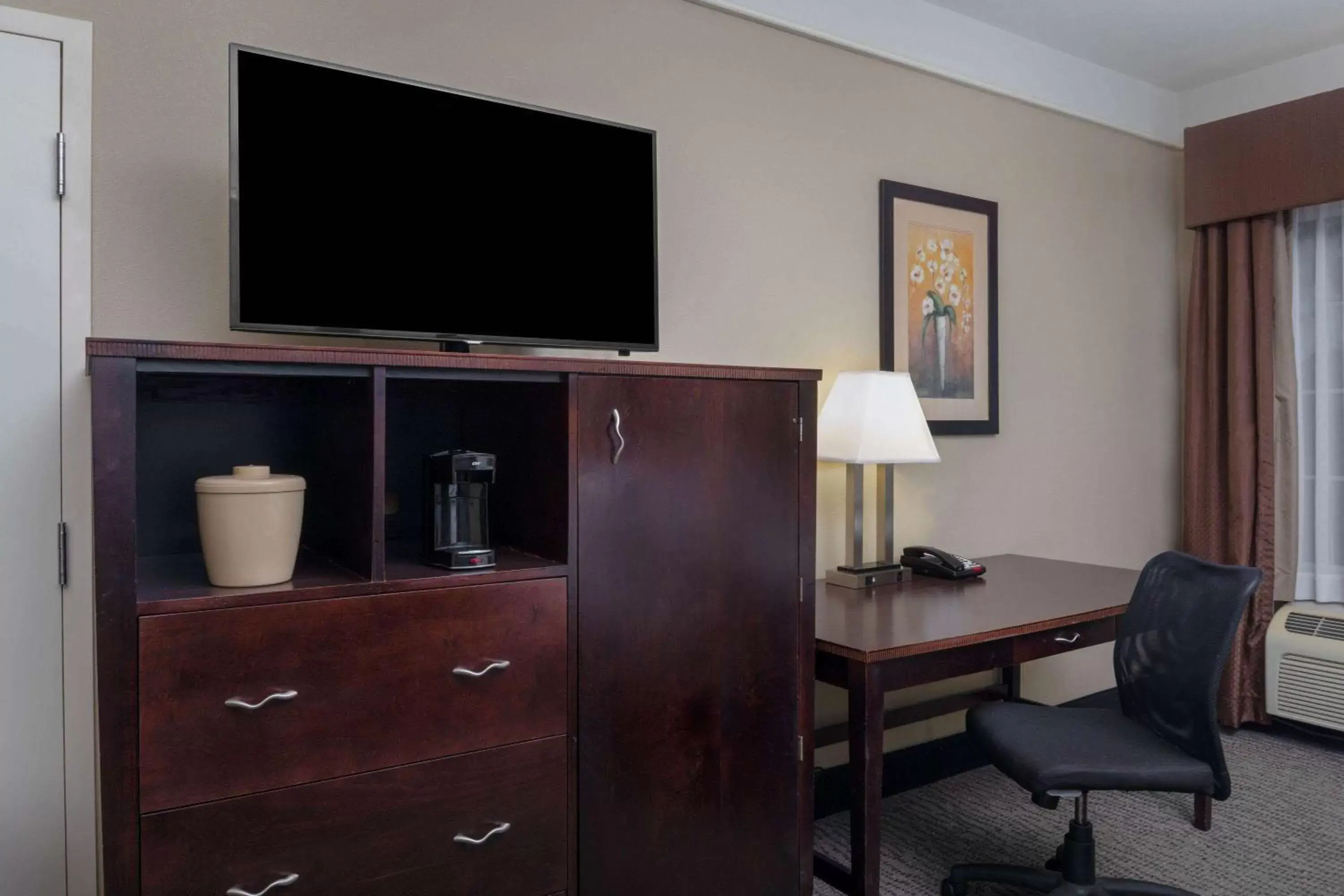 Photo of the whole room, TV/Entertainment Center in La Quinta by Wyndham Savannah Airport - Pooler