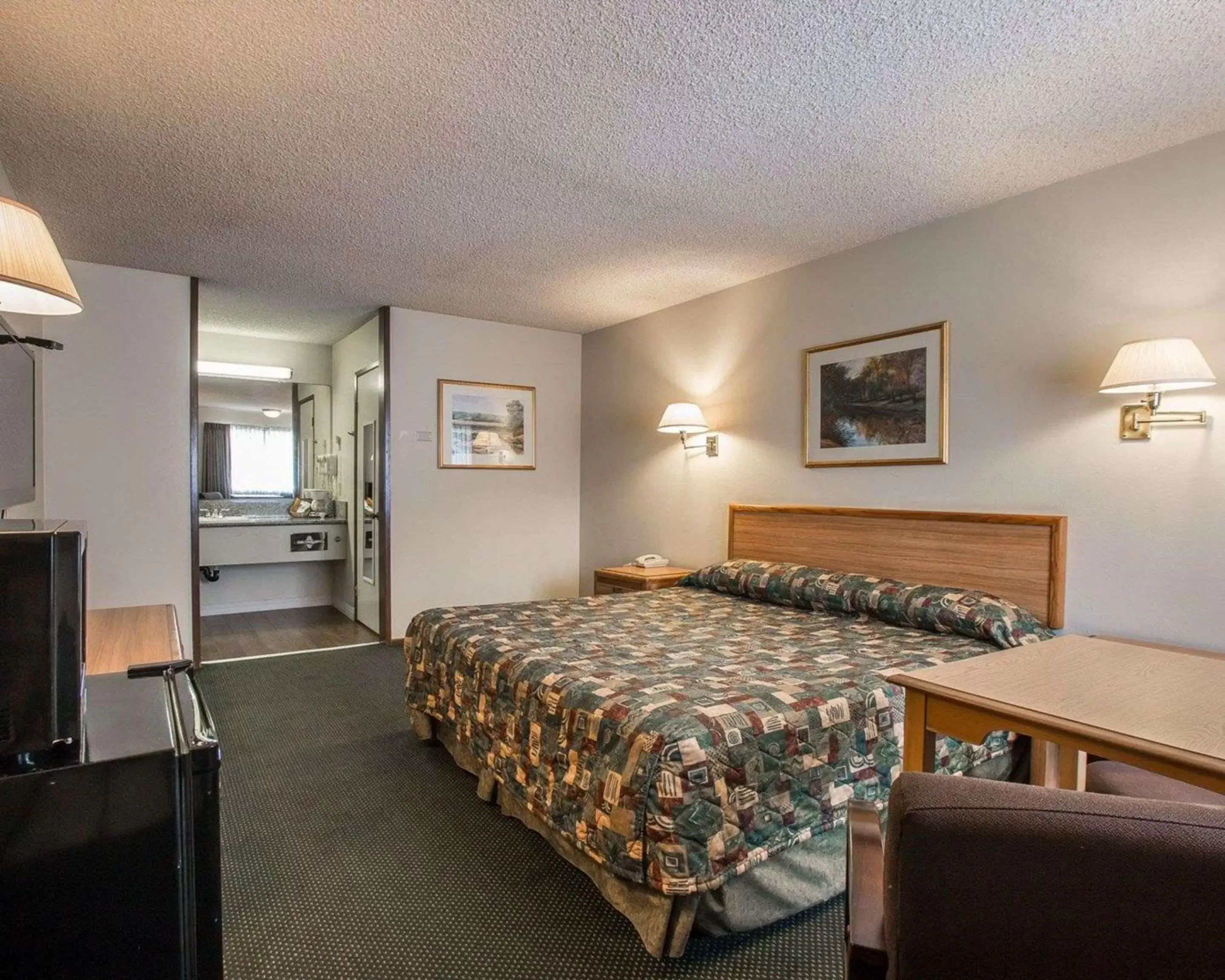 Bedroom, Bed in Palm Inn Hotel near Tyler Mall Riverside