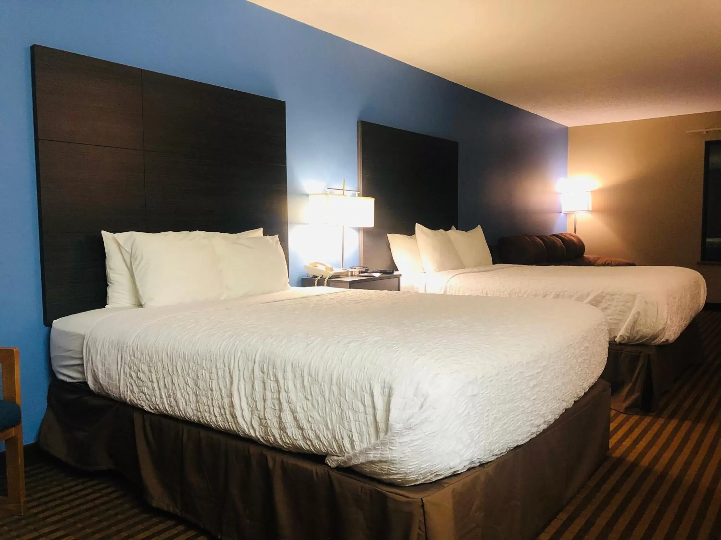 Photo of the whole room, Bed in Boarders Inn & Suites by Cobblestone Hotels Columbus