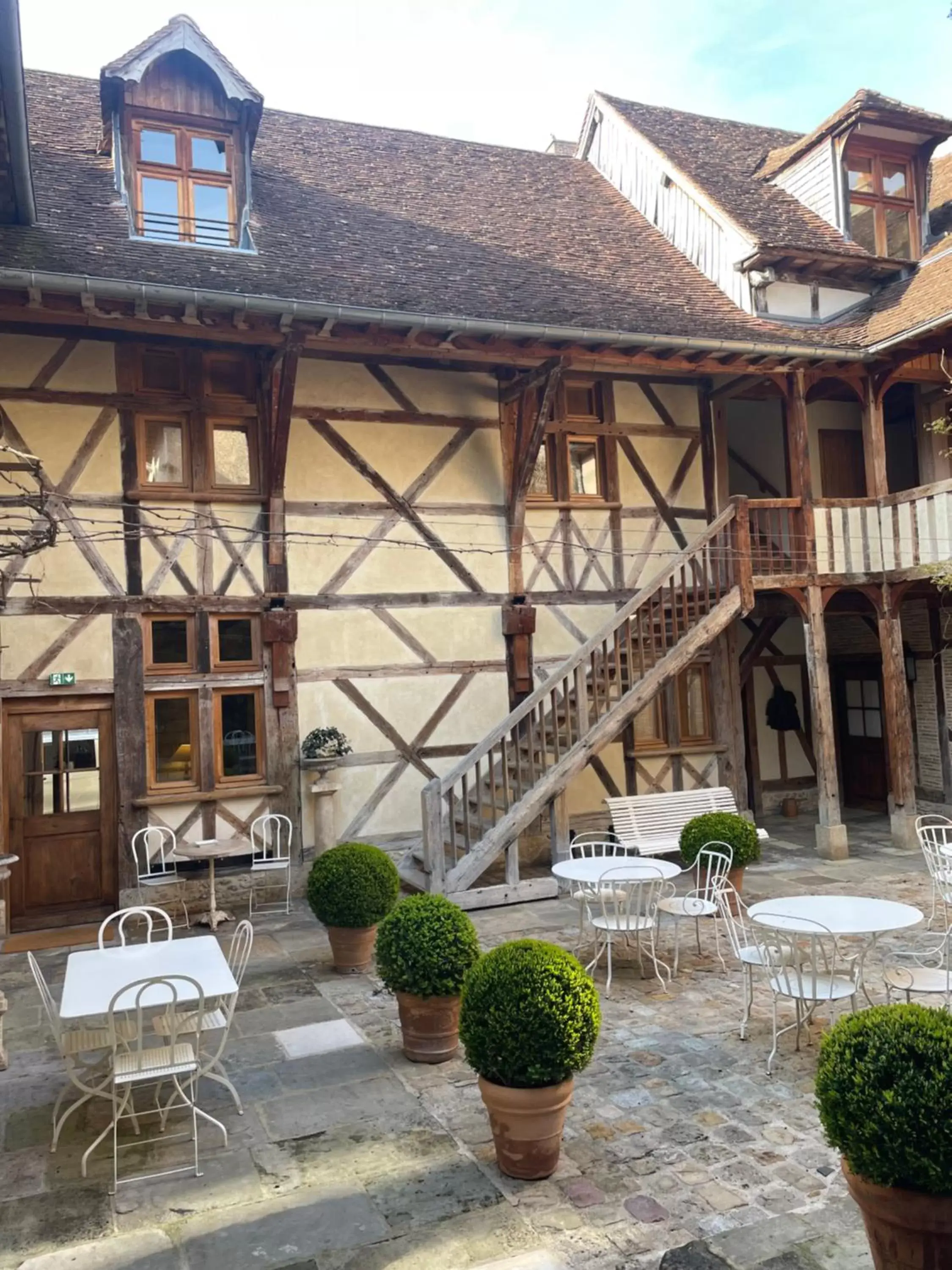 Inner courtyard view in Le Champ des Oiseaux & Spa