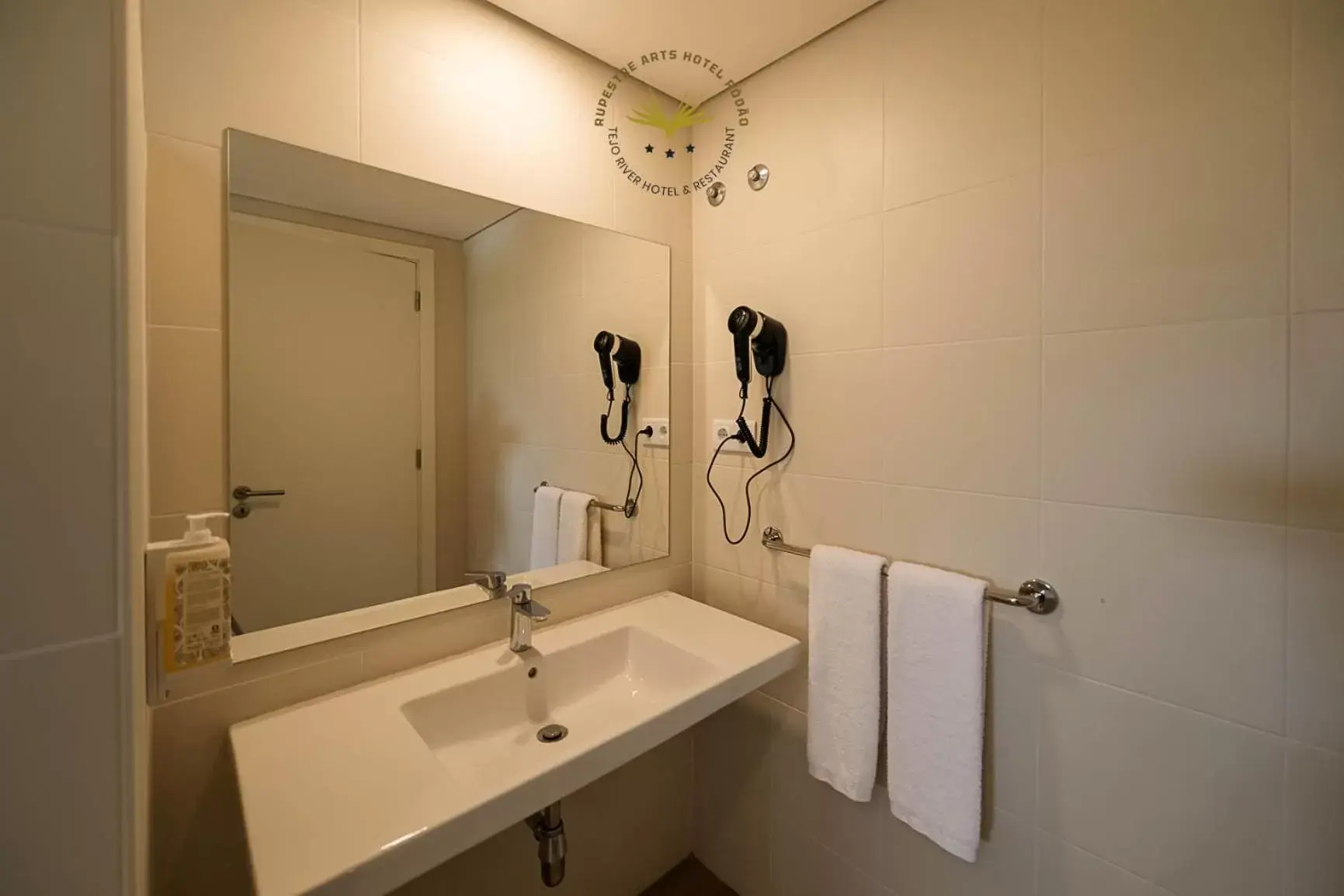 Toilet, Bathroom in Rupestre Arts Hotel Ródão
