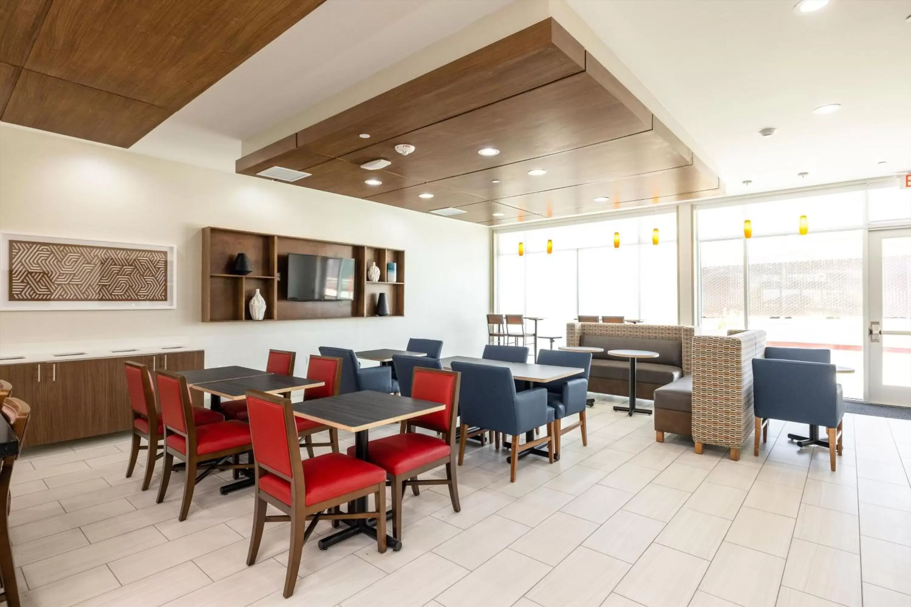 Lobby or reception, Restaurant/Places to Eat in Holiday Inn Express & Suites - San Jose Silicon Valley, an IHG Hotel