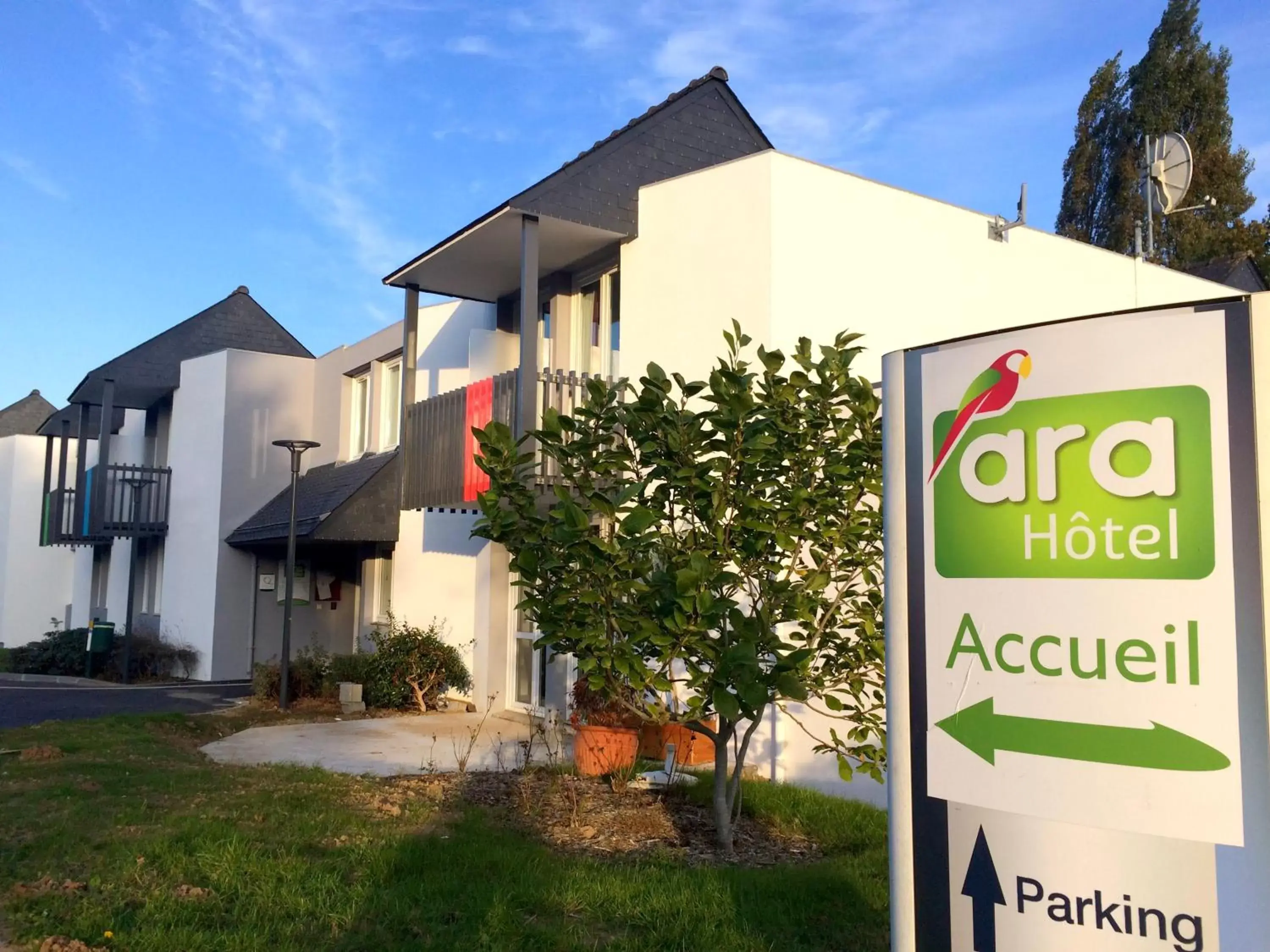 Facade/entrance, Property Building in The Originals City, Ara Hôtel, Landerneau