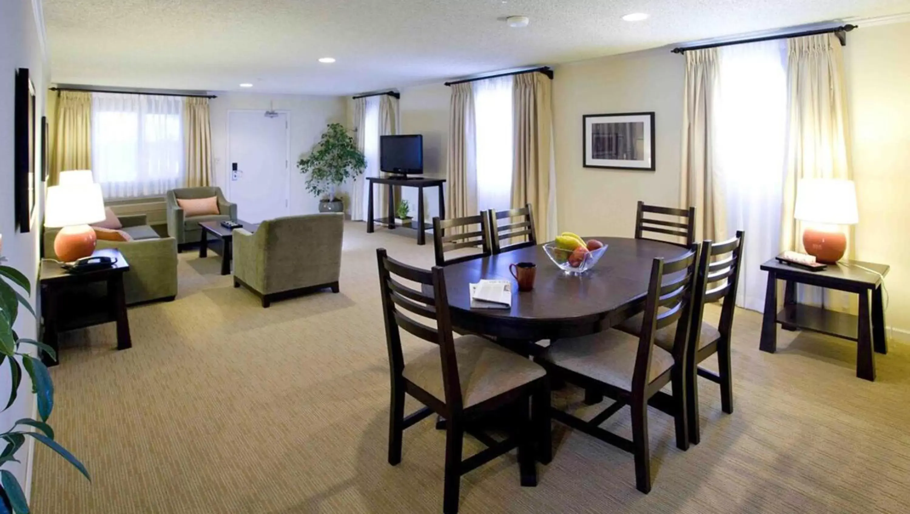 Photo of the whole room, Dining Area in The Zen Hotel Palo Alto