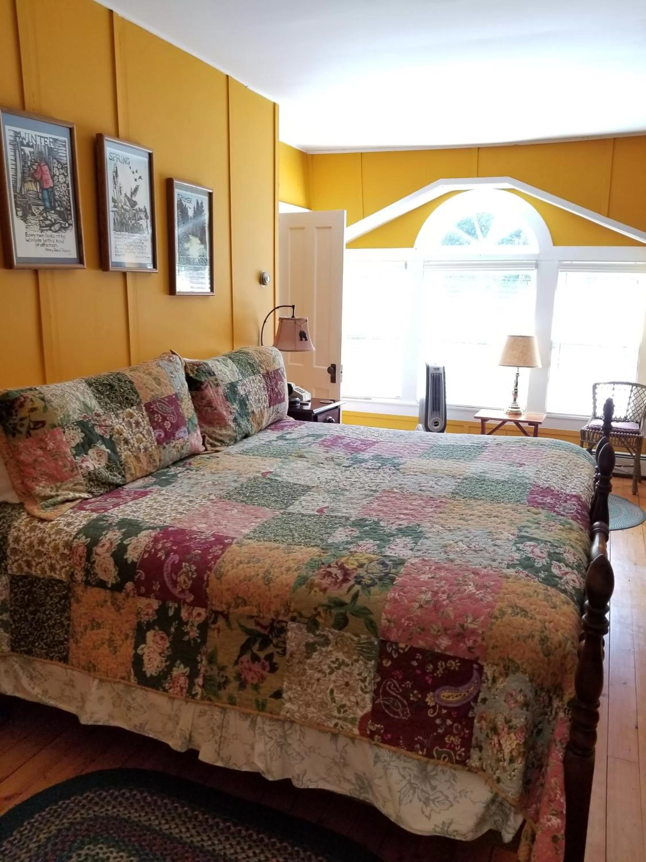 Bed in Trails End Inn