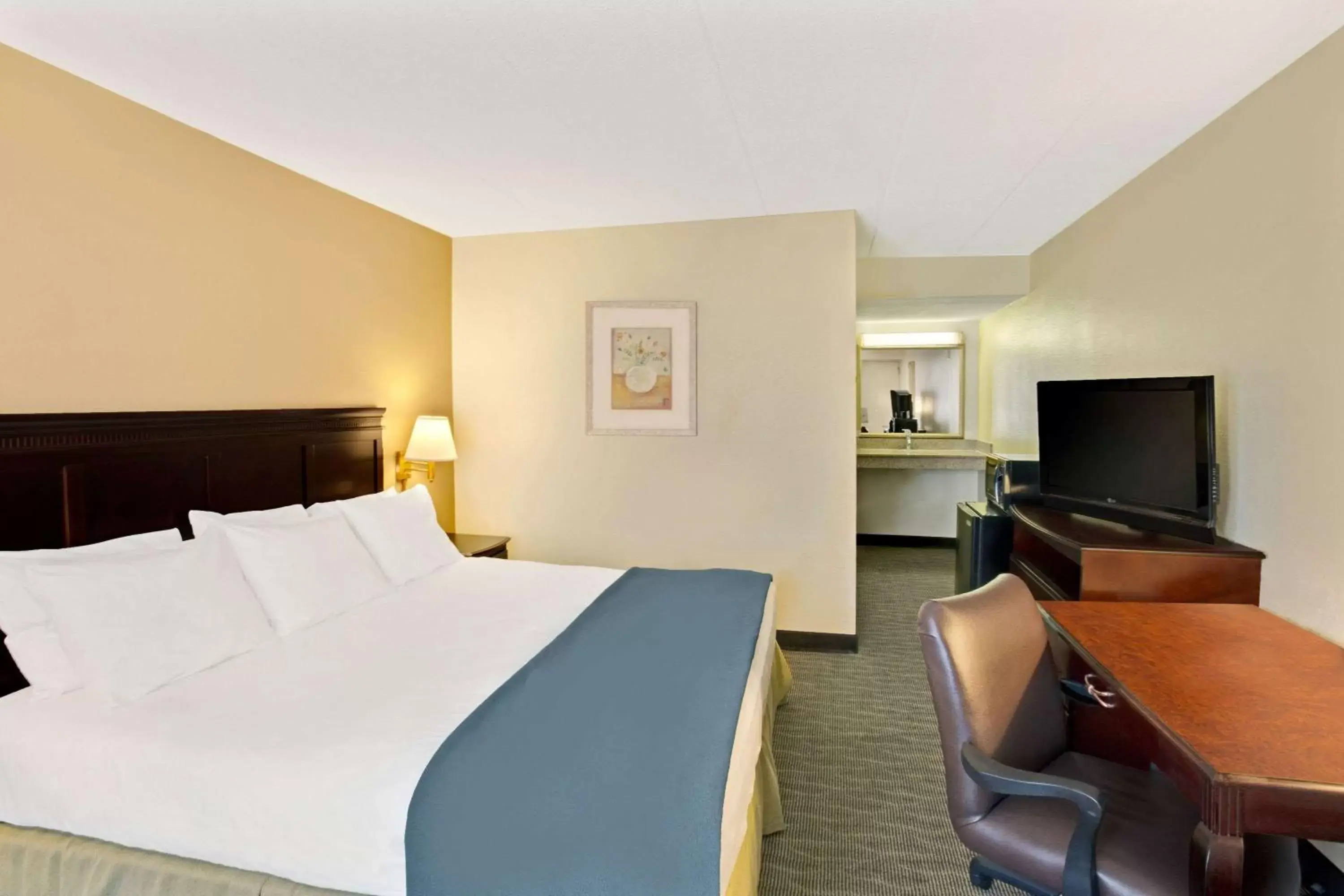 Photo of the whole room, Bed in Days Inn by Wyndham Silver Spring
