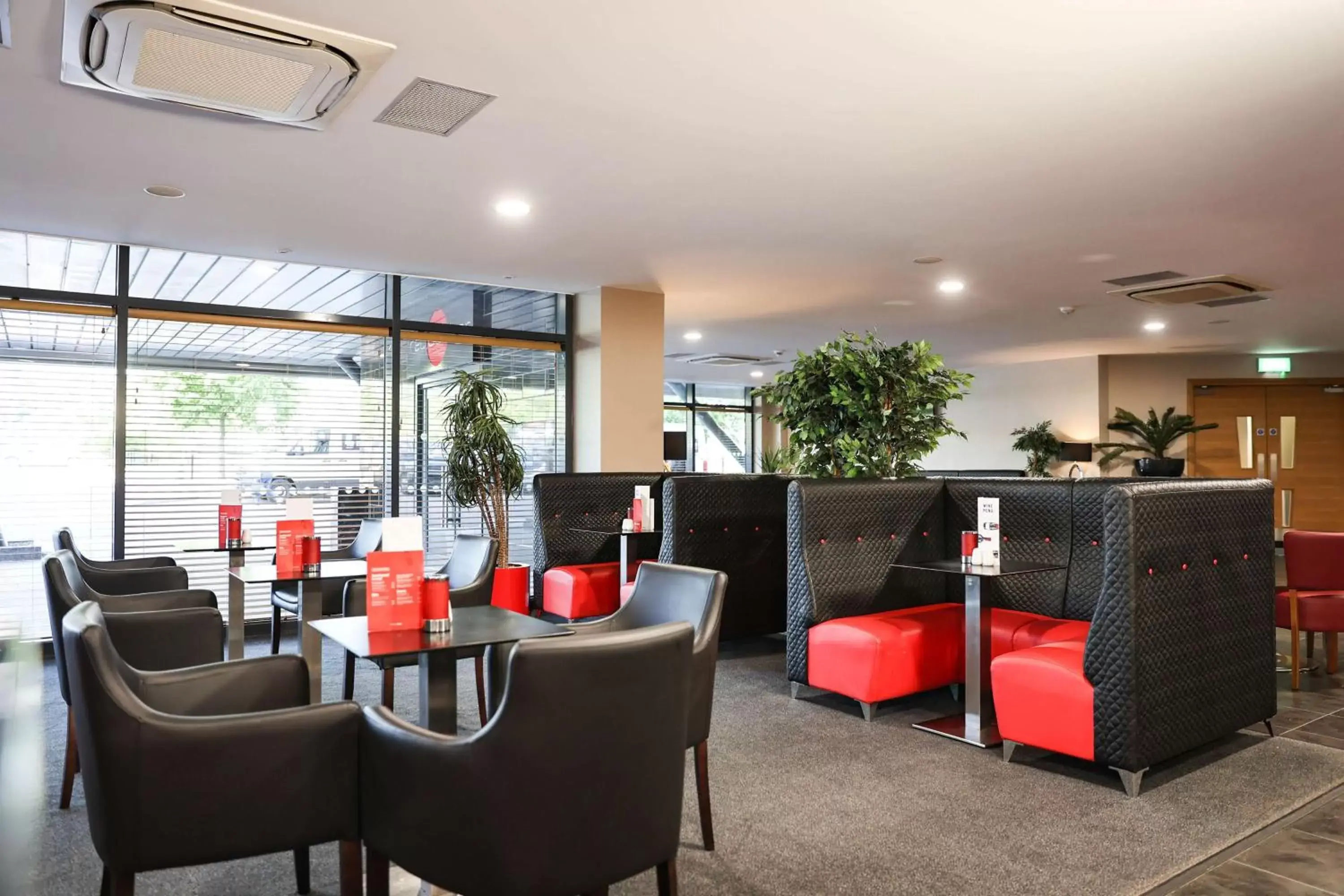 Lounge or bar in DoubleTree By Hilton Milton Keynes