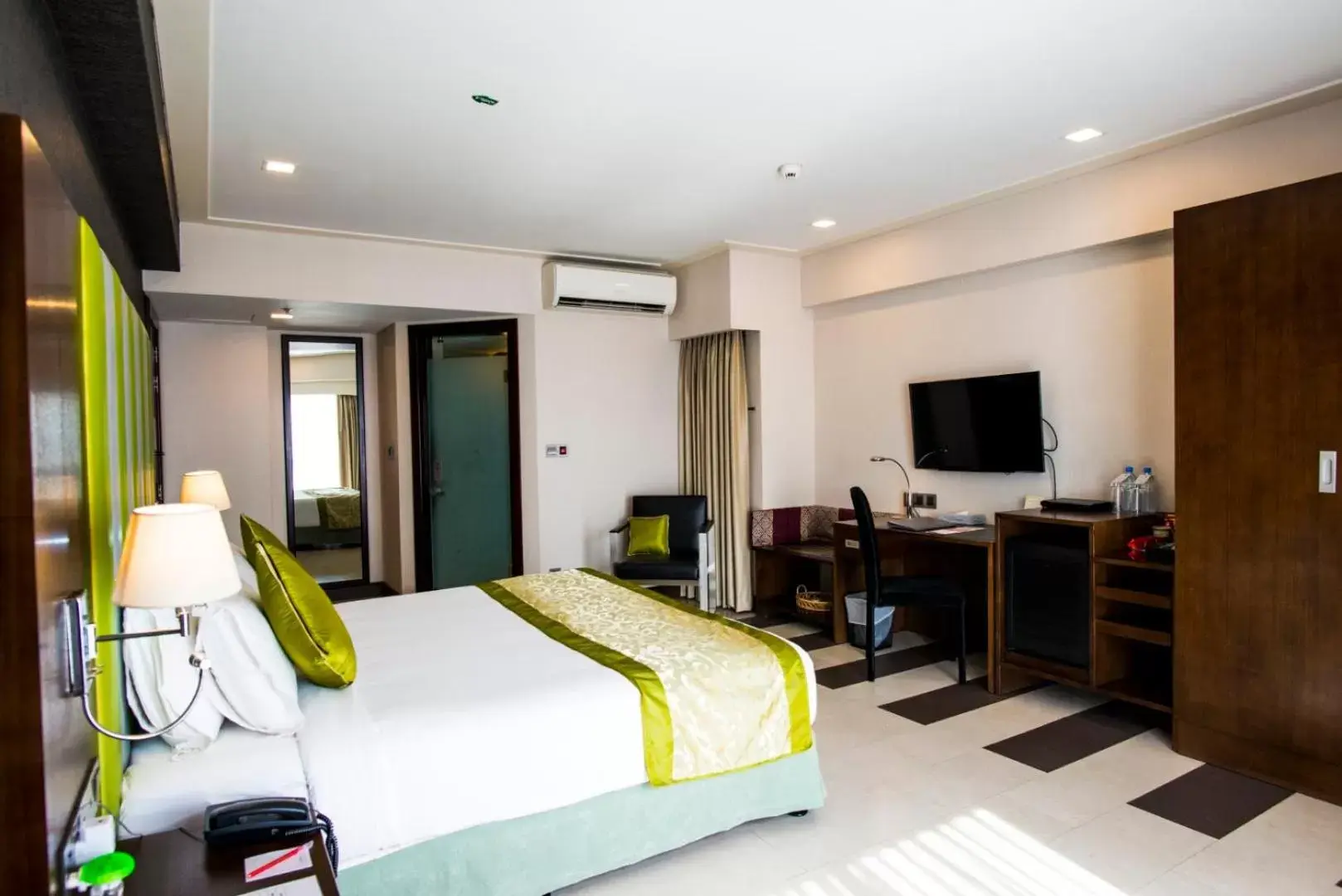 Bedroom, Bed in Platinum Grand Bedroom, Bed in Platinum Grand