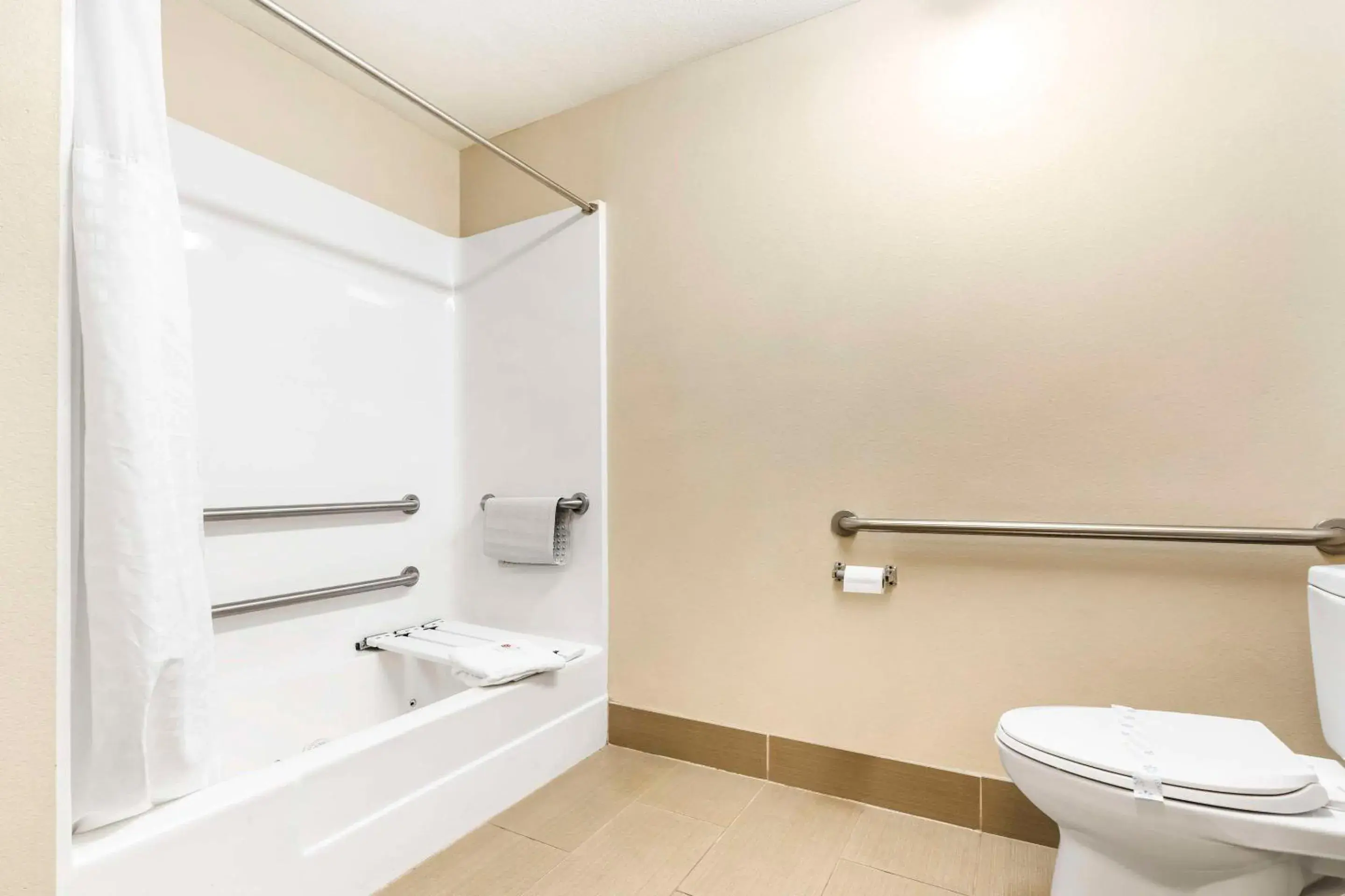 Bedroom, Bathroom in Comfort Inn & Suites Redwood Country