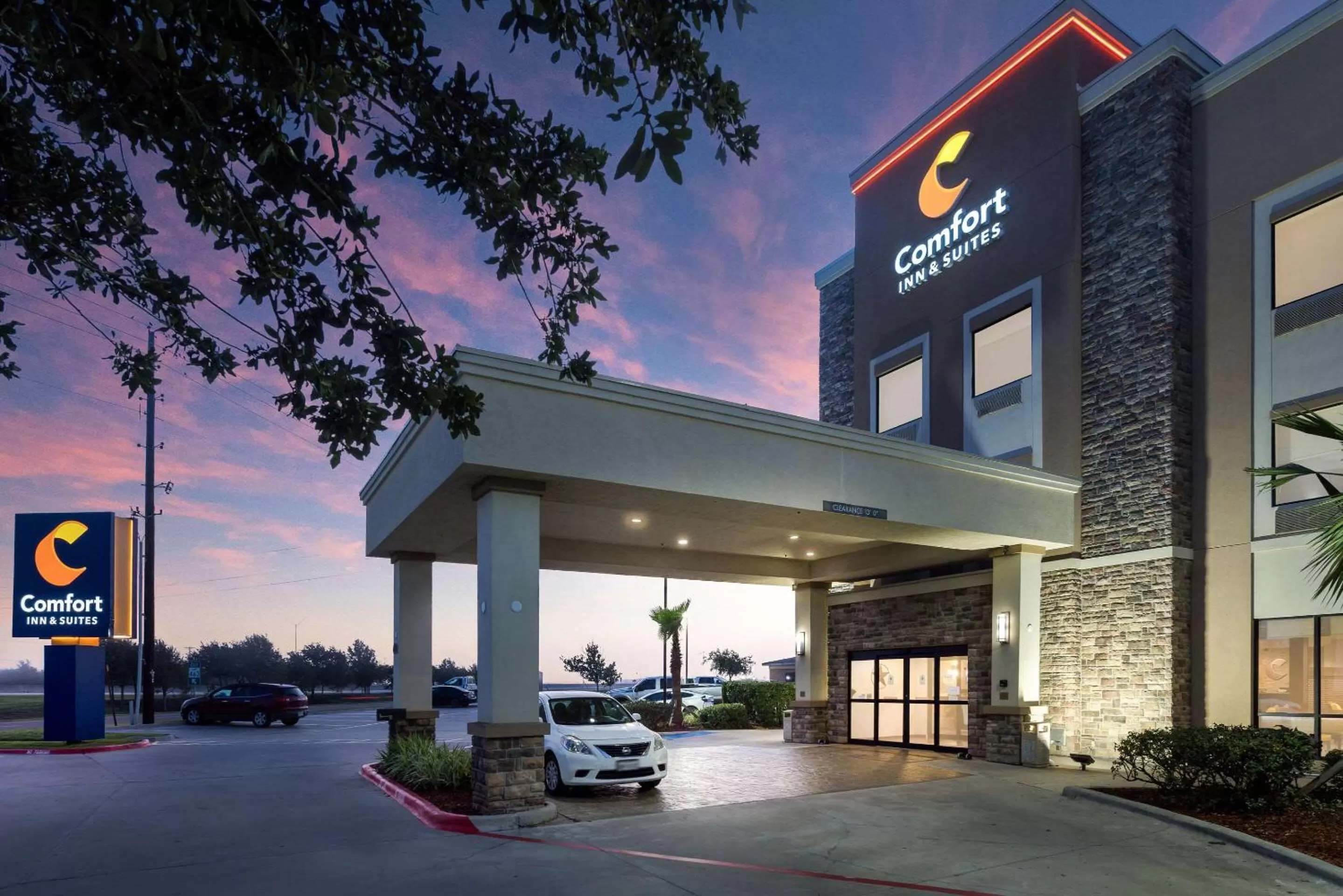 Property building in Comfort Inn & Suites Victoria North