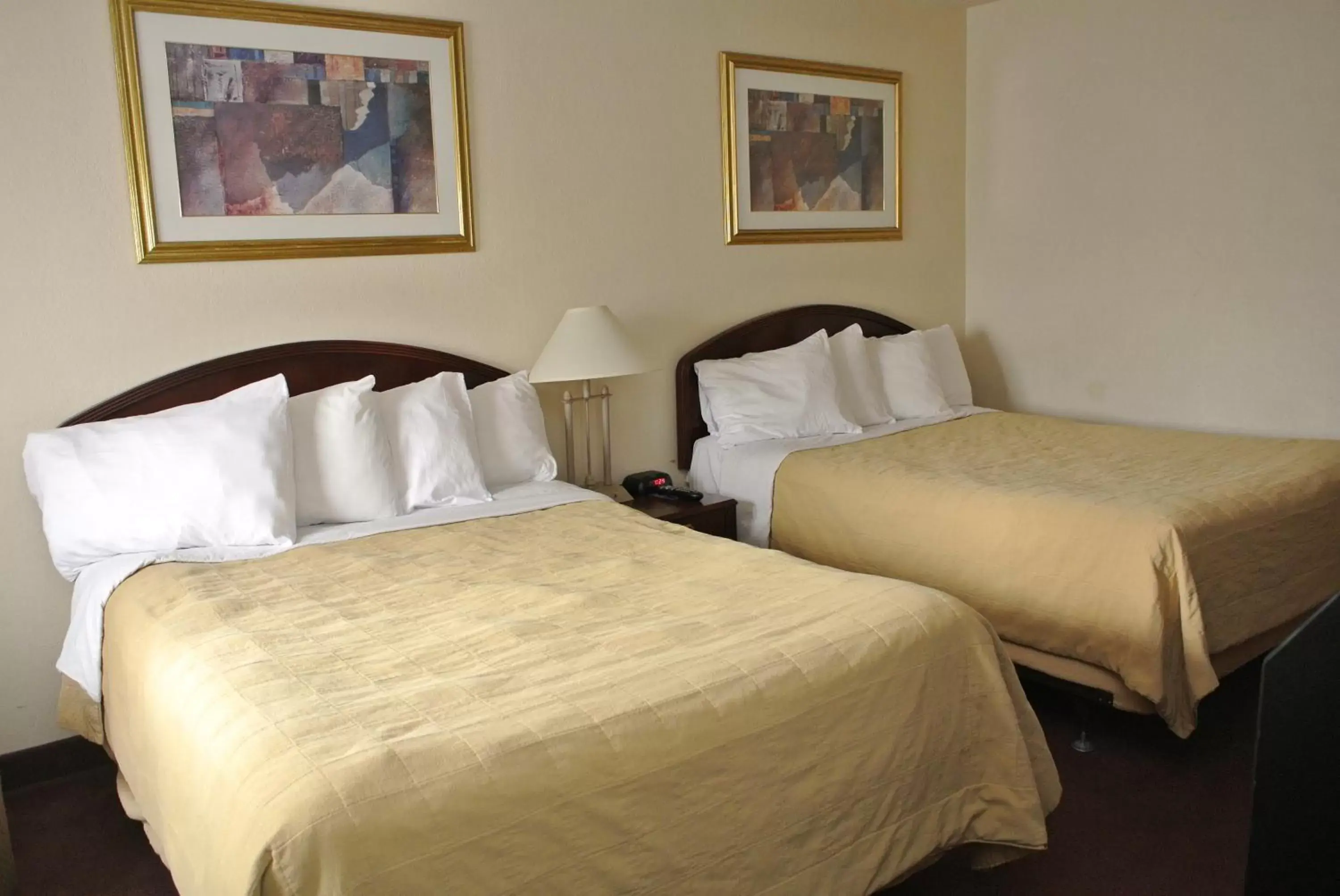 Bed in Travelodge by Wyndham Ottawa East Bed in Travelodge by Wyndham Ottawa East