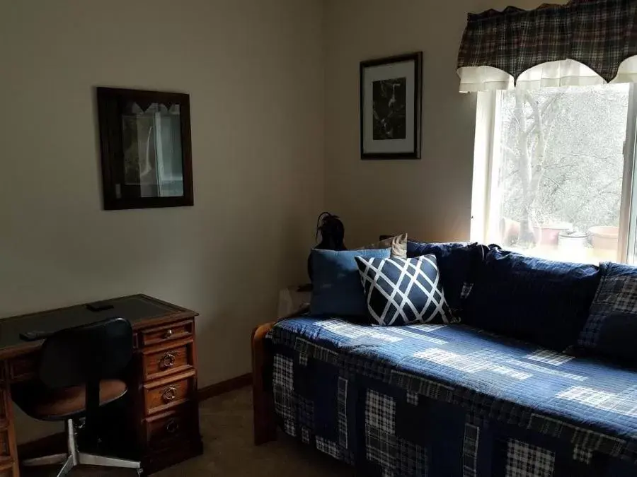 Bedroom, Seating Area in Yosemite Nights Bed & Breakfast