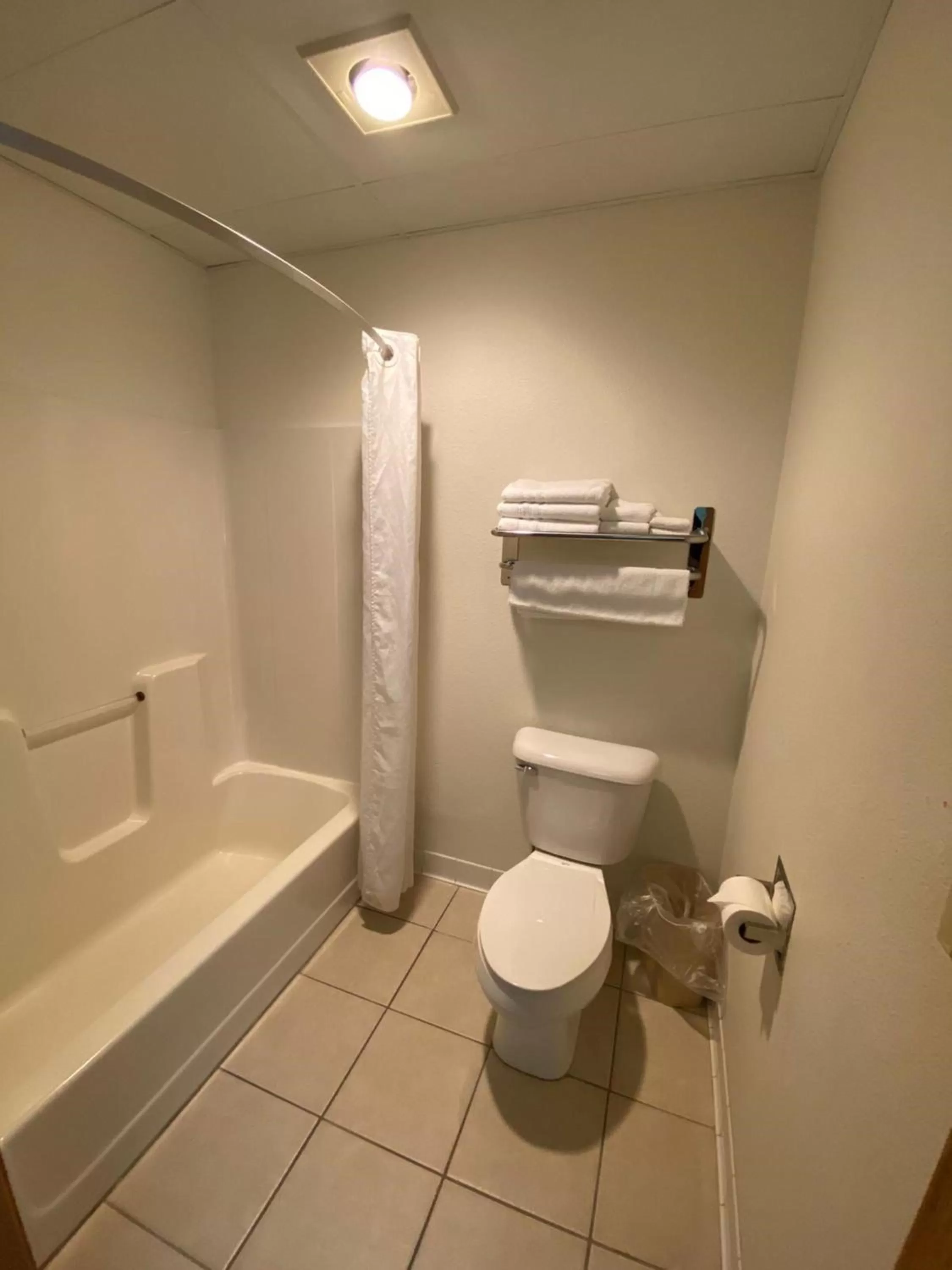 Bathroom in Super 8 by Wyndham Ida Grove