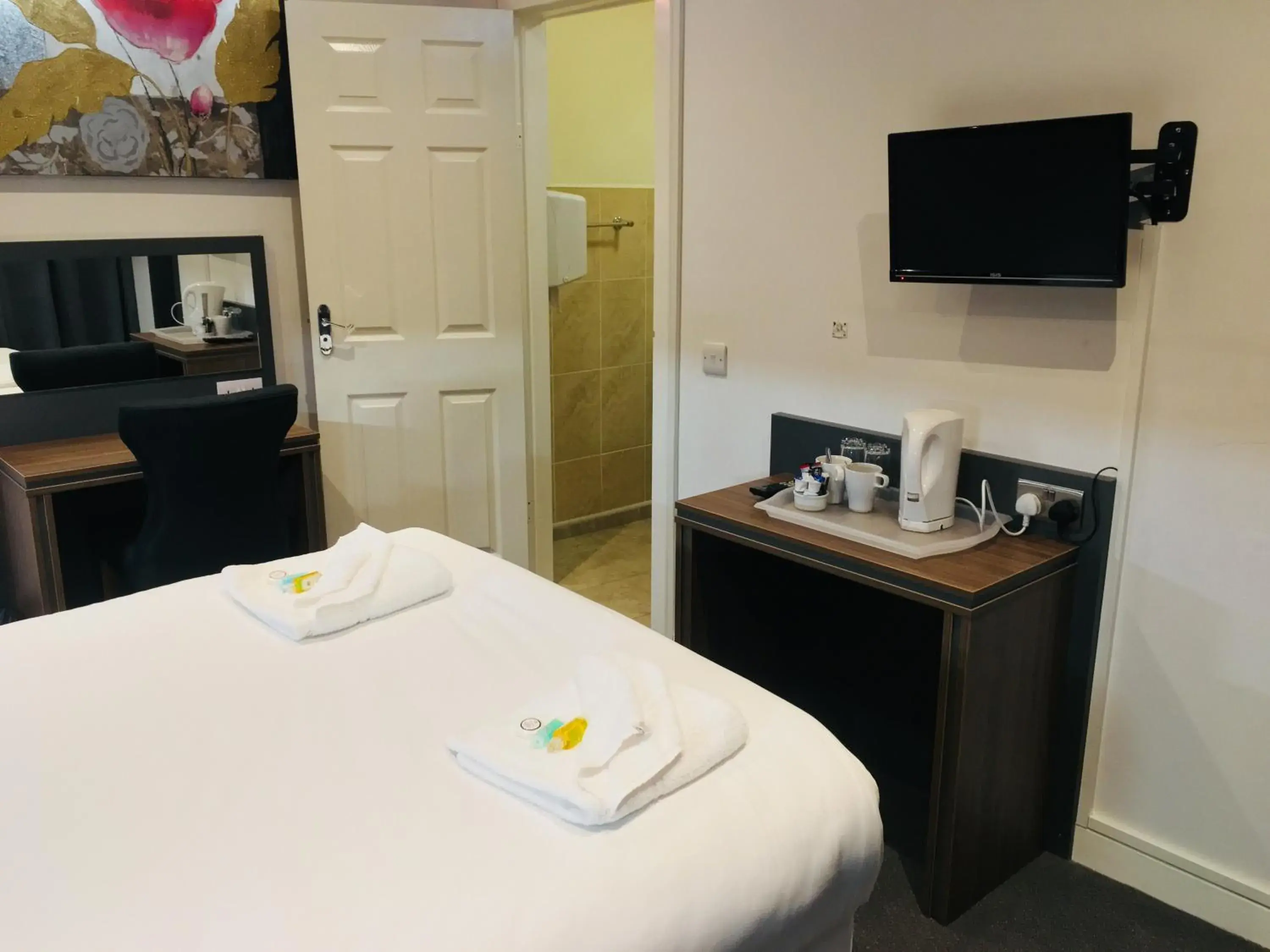 Bedroom, TV/Entertainment Center in Hotel Express Newcastle Gateshead