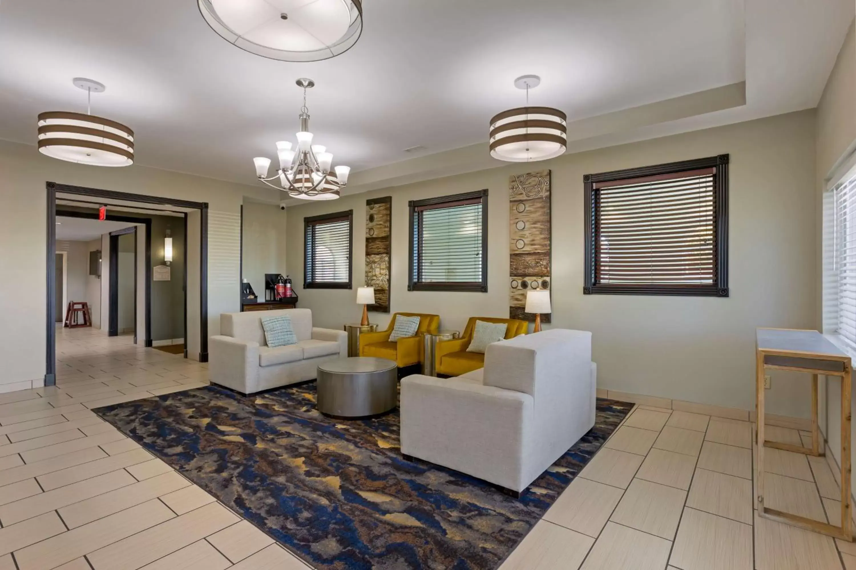 Lobby or reception, Seating Area in Best Western Plus Searcy Inn