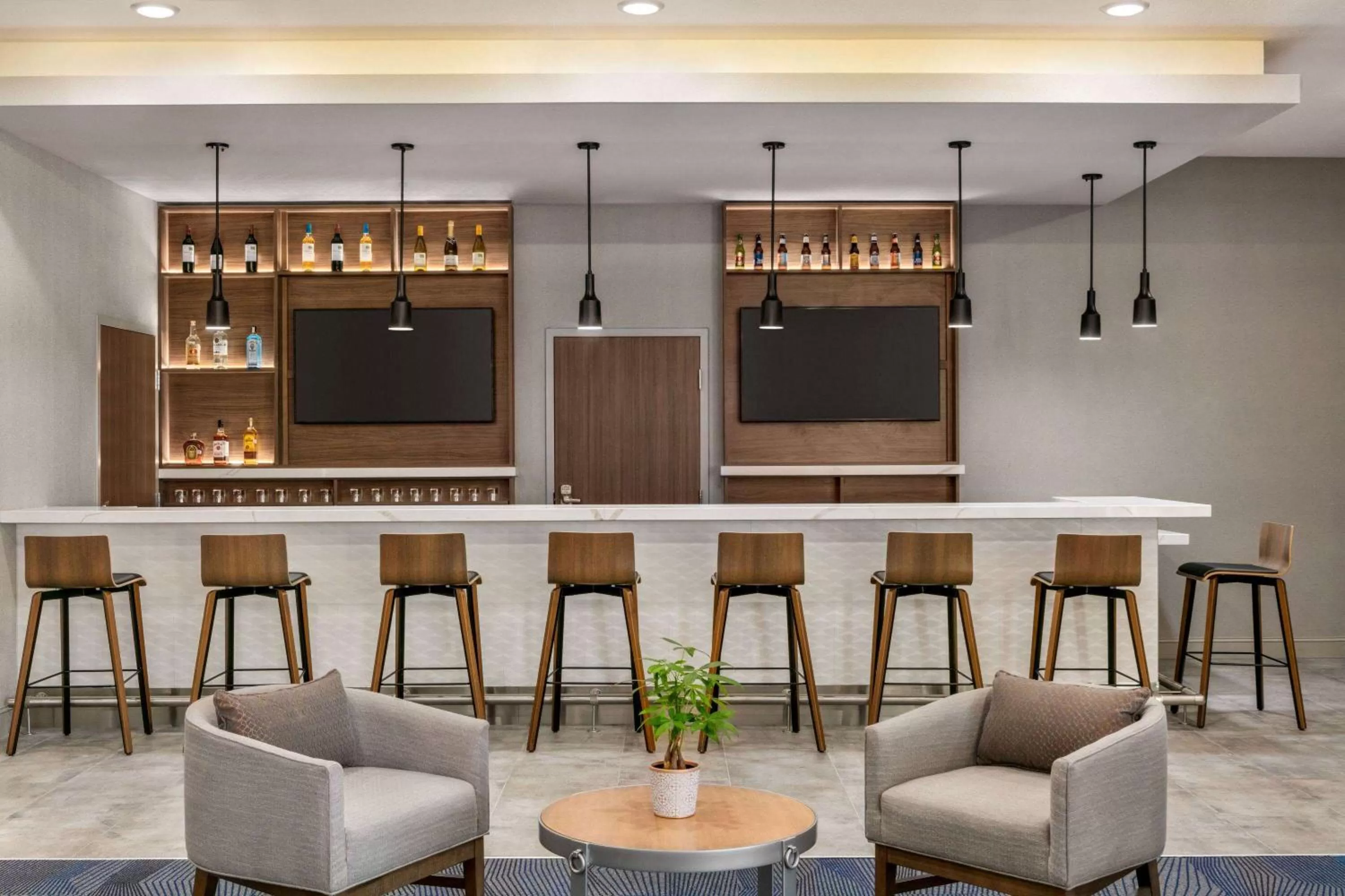 Lounge or bar in La Quinta Inn & Suites by Wyndham College Station North