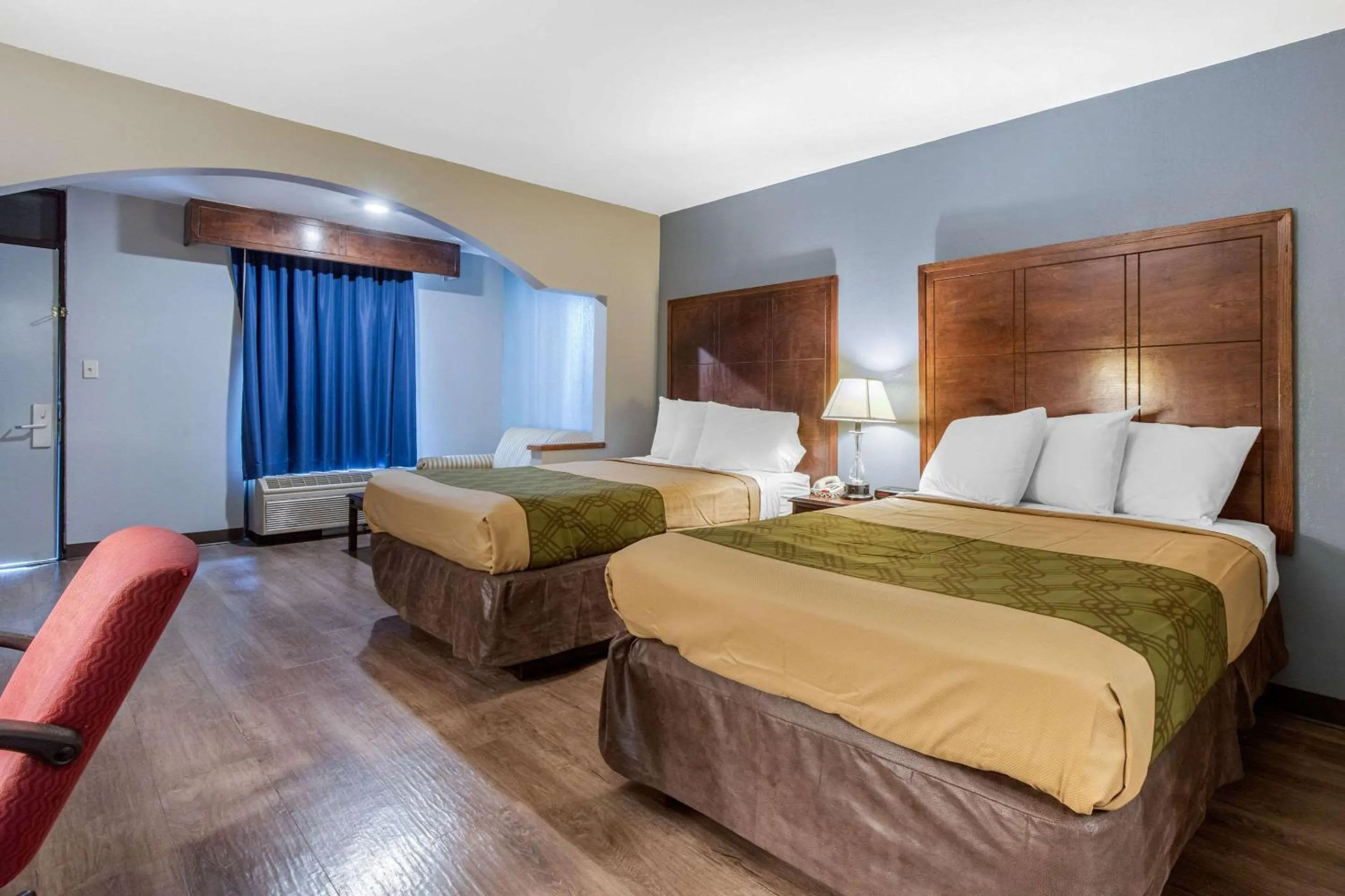 Photo of the whole room, Bed in Econo Lodge Aiken Central