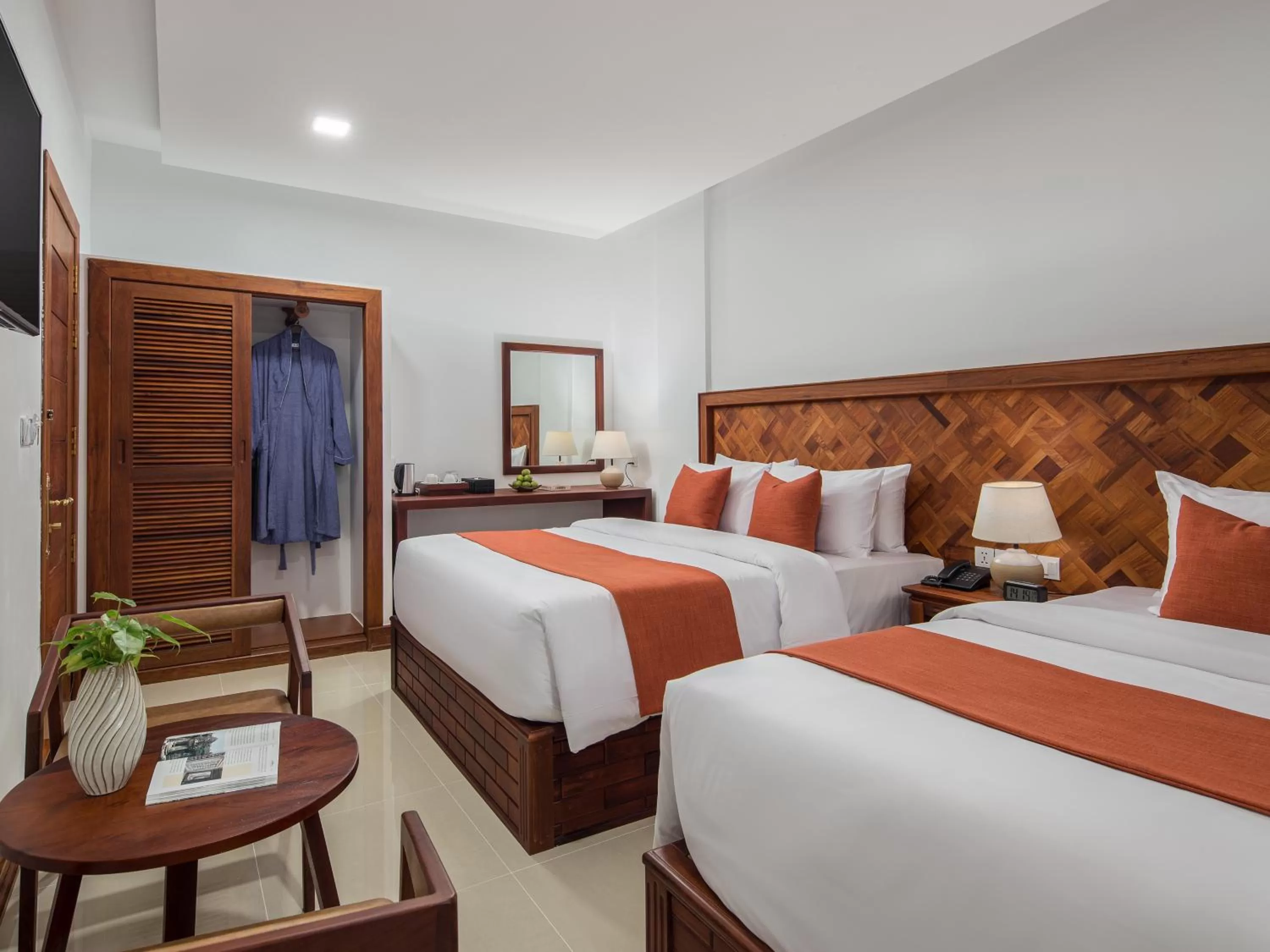 Bedroom, Bed in Homewood Hotel