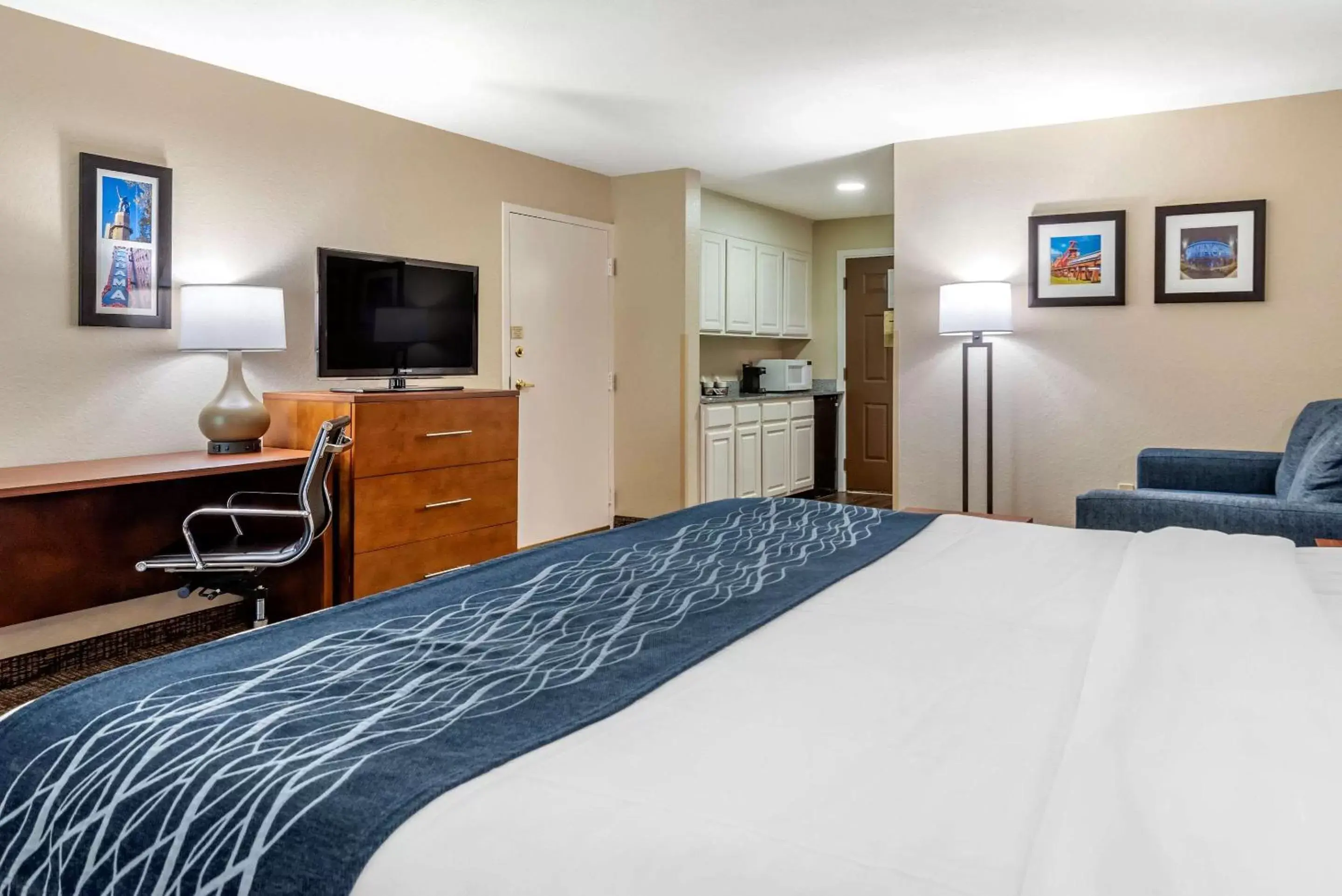 Photo of the whole room, Bed in Comfort Inn Airport