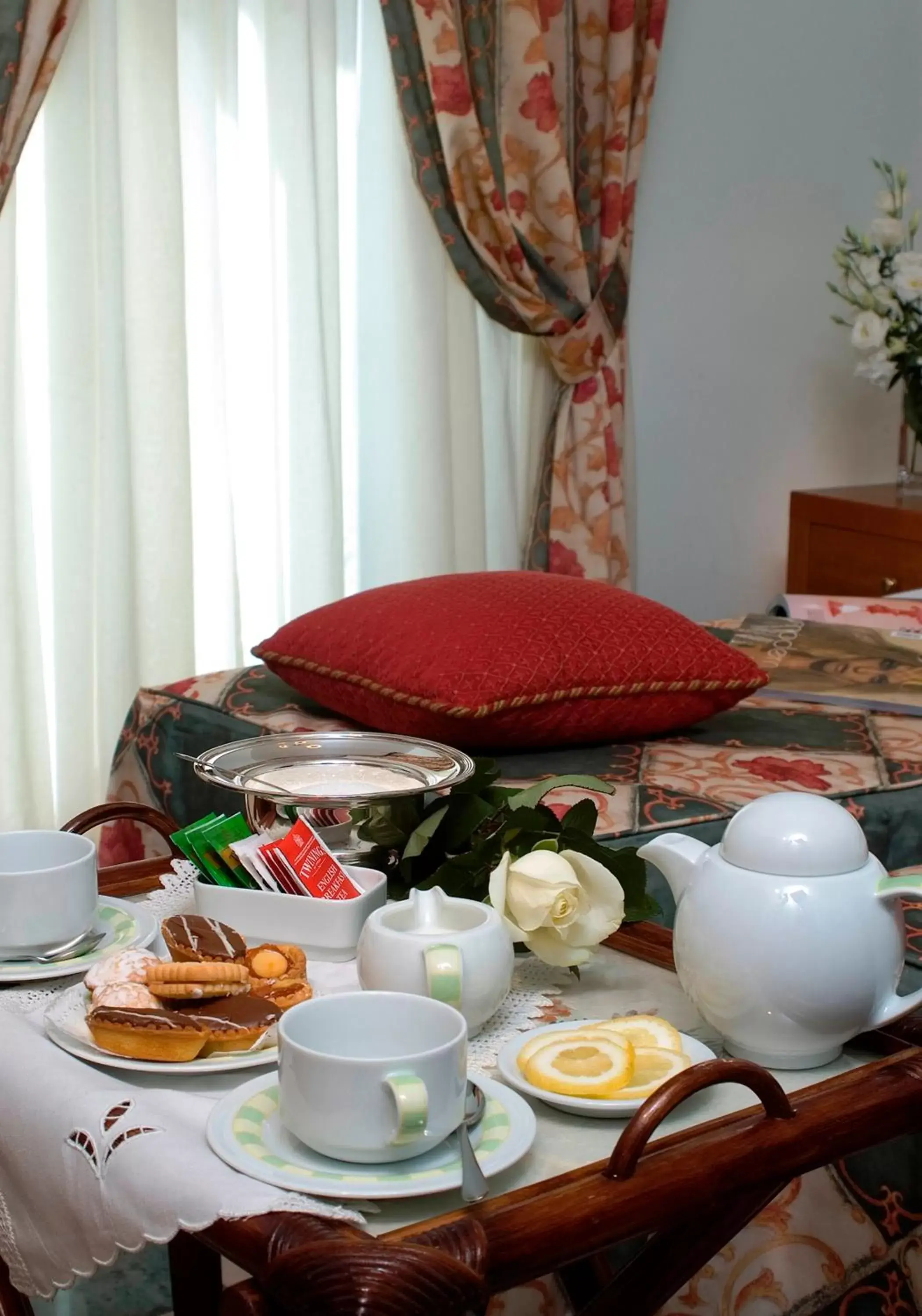 Bedroom, Breakfast in Hotel Aberdeen