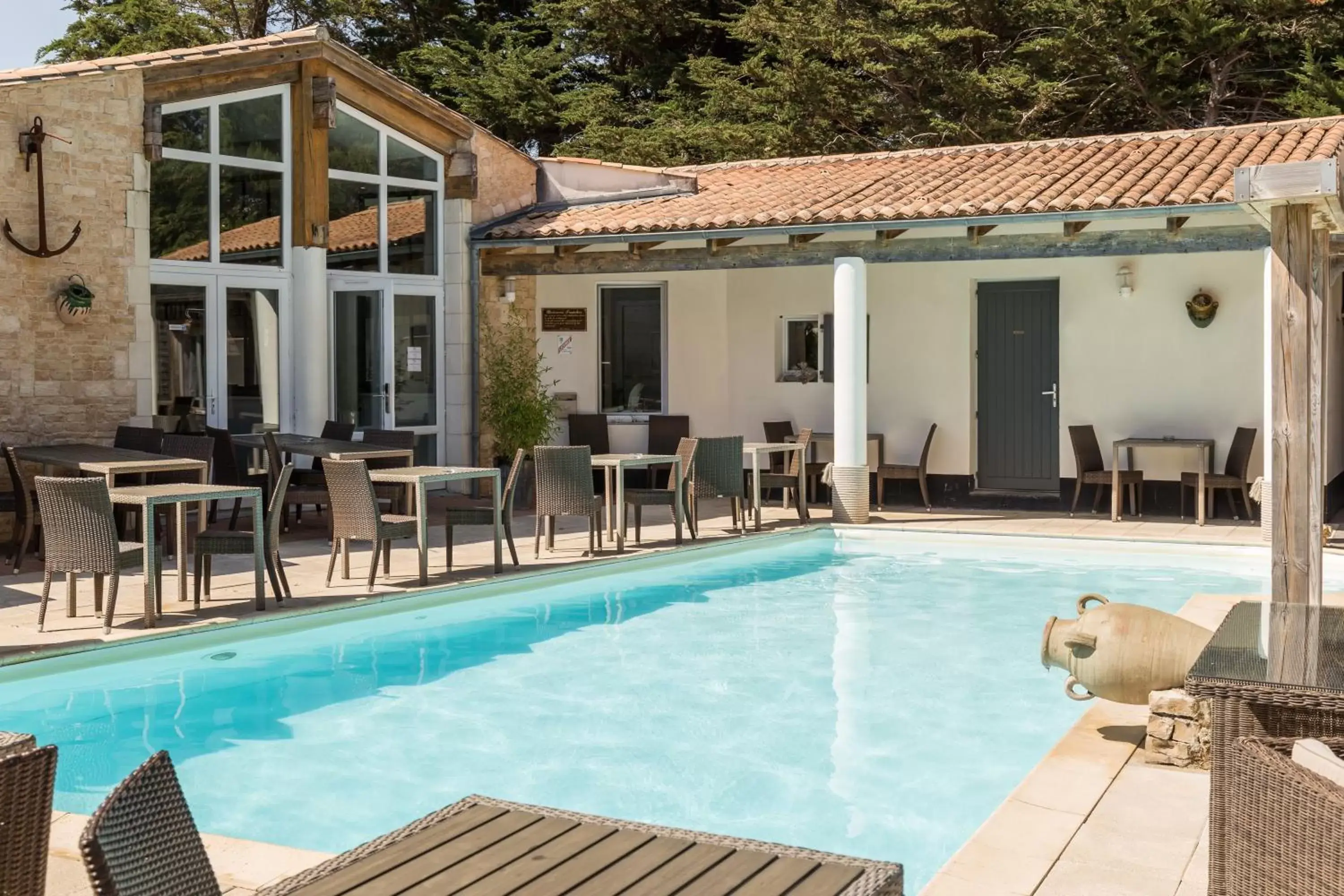 Patio, Swimming Pool in Hôtel Restaurant & Spa Plaisir