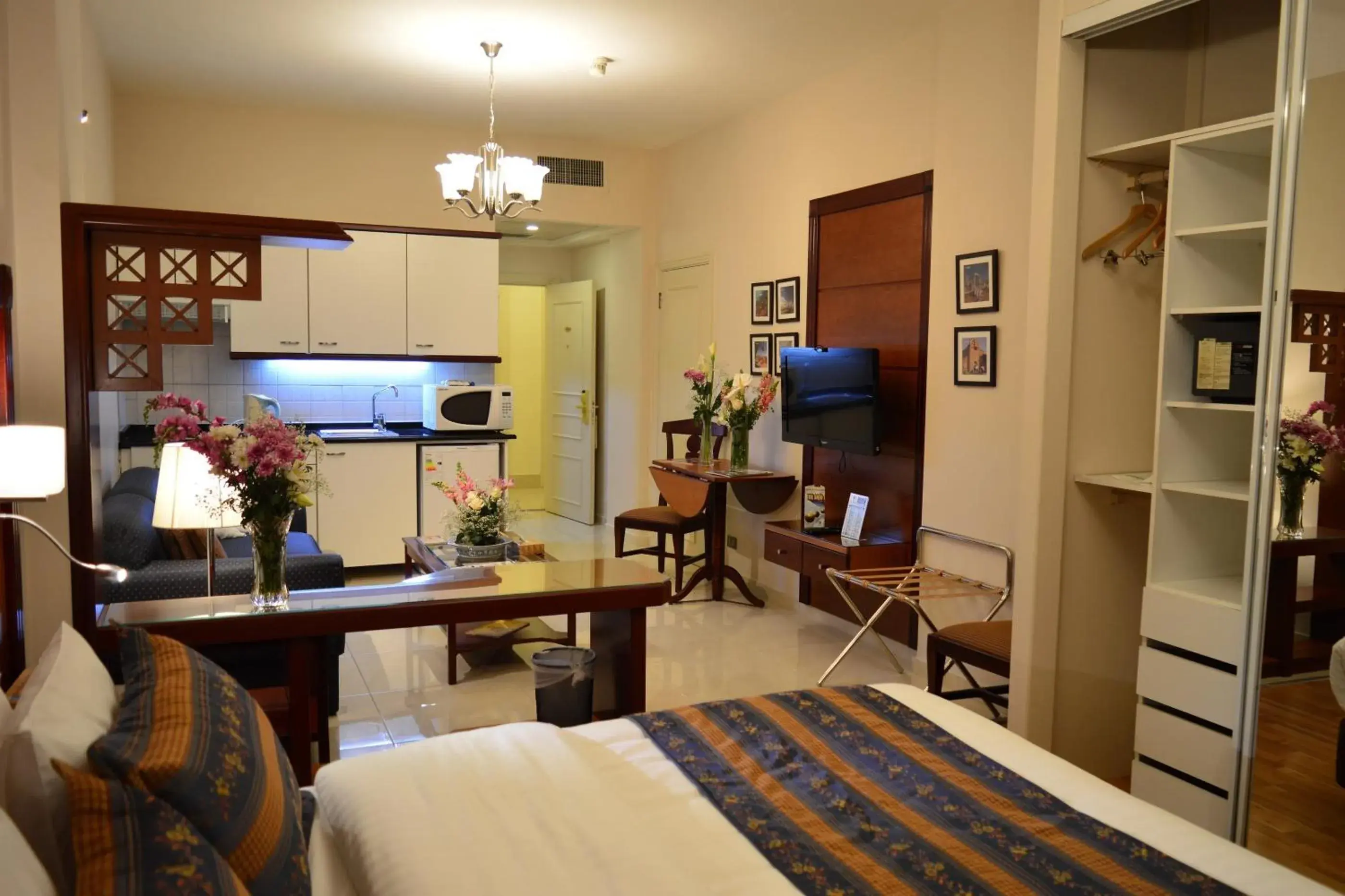 TV and multimedia, Room Photo in Comfort Hotel Suites
